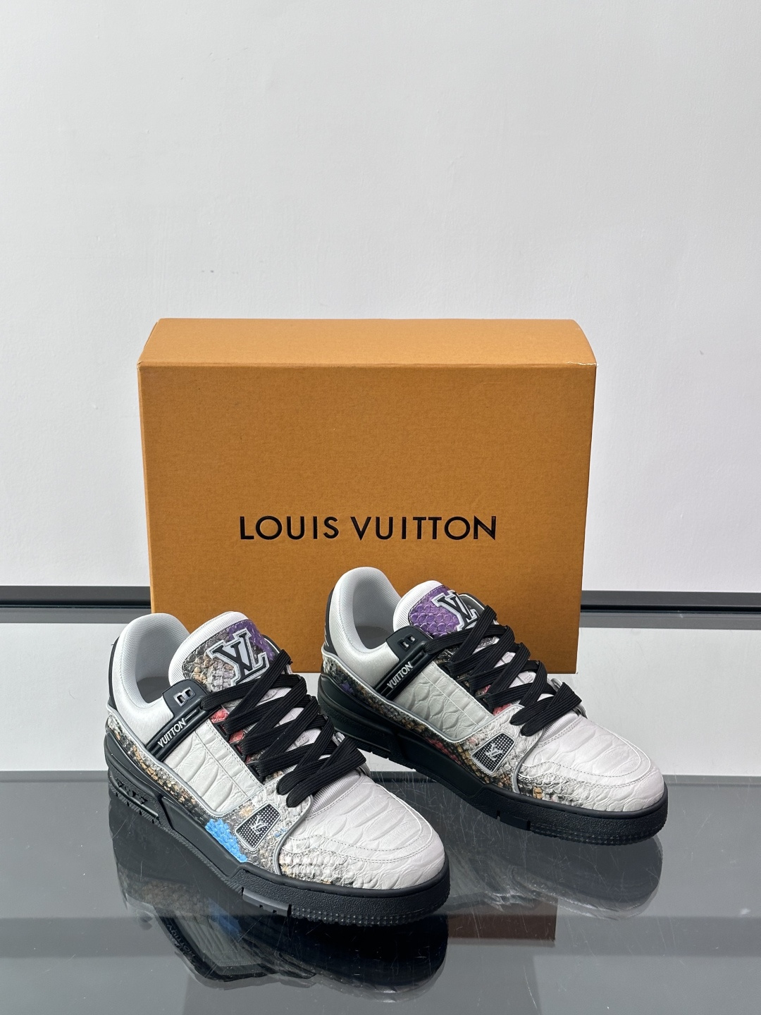 LV Trainer蟒蛇纹运动鞋2LV Trainer蟒蛇纹运动鞋，路易威登经典款，鞋面蟒蛇纹+Mono