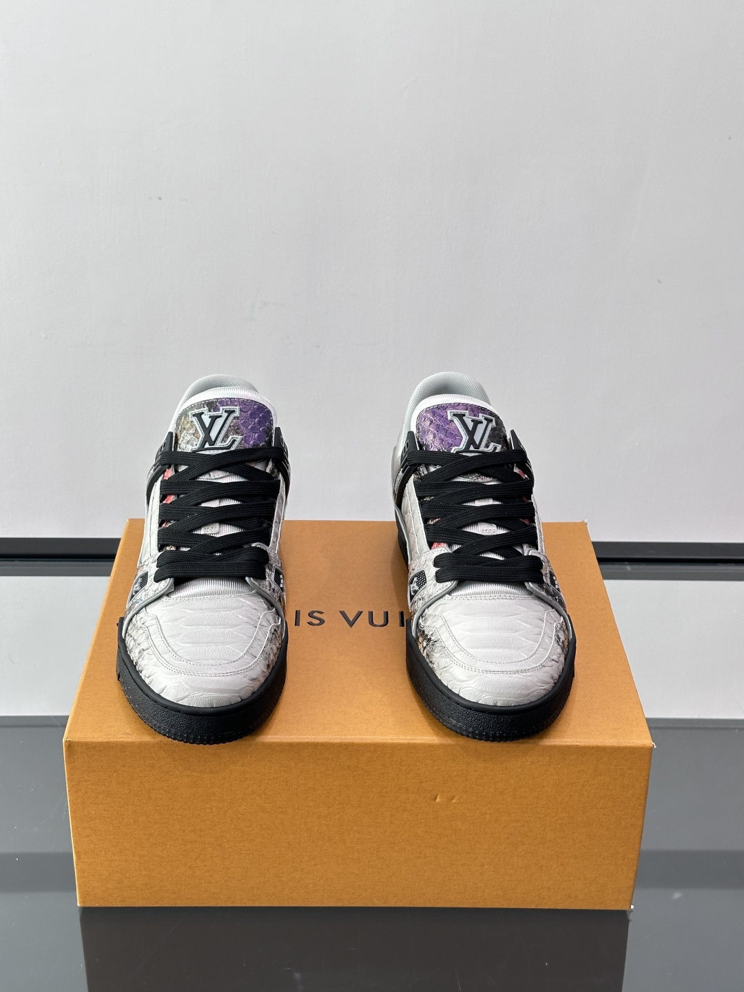 LV Trainer蟒蛇纹运动鞋2LV Trainer蟒蛇纹运动鞋，路易威登经典款，鞋面蟒蛇纹+Mono