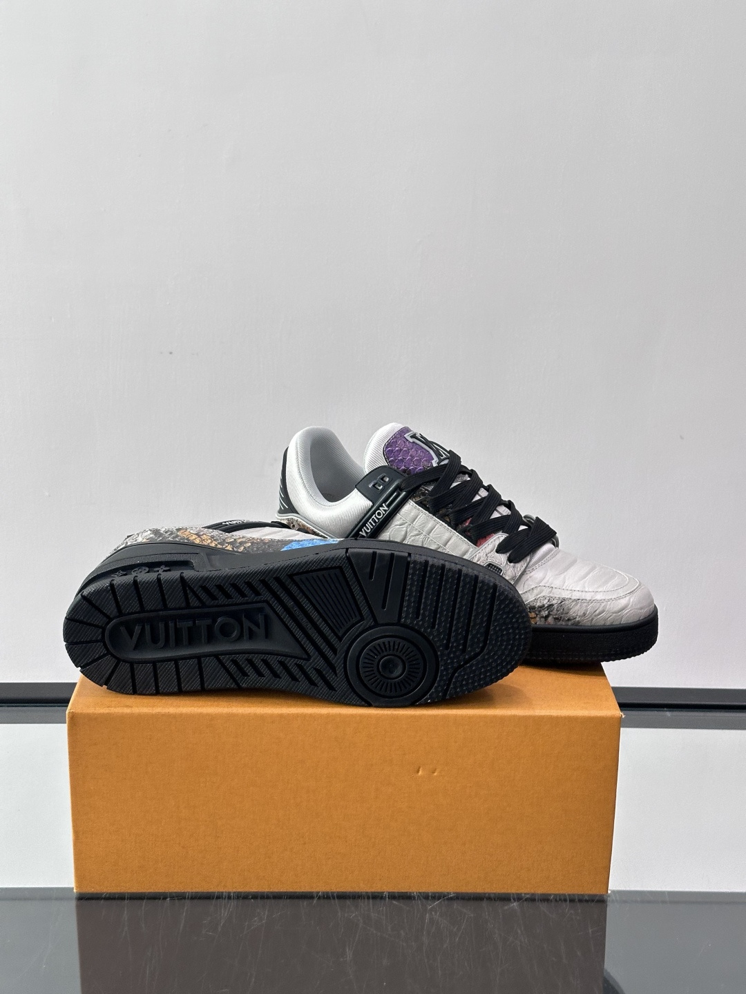 LV Trainer蟒蛇纹运动鞋2LV Trainer蟒蛇纹运动鞋，路易威登经典款，鞋面蟒蛇纹+Mono