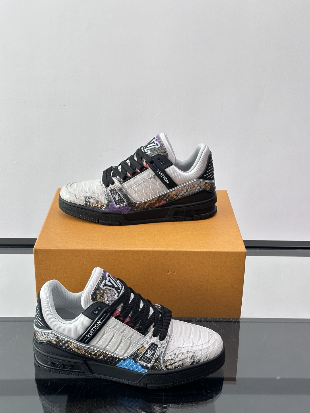LV Trainer蟒蛇纹运动鞋2LV Trainer蟒蛇纹运动鞋，路易威登经典款，鞋面蟒蛇纹+Mono