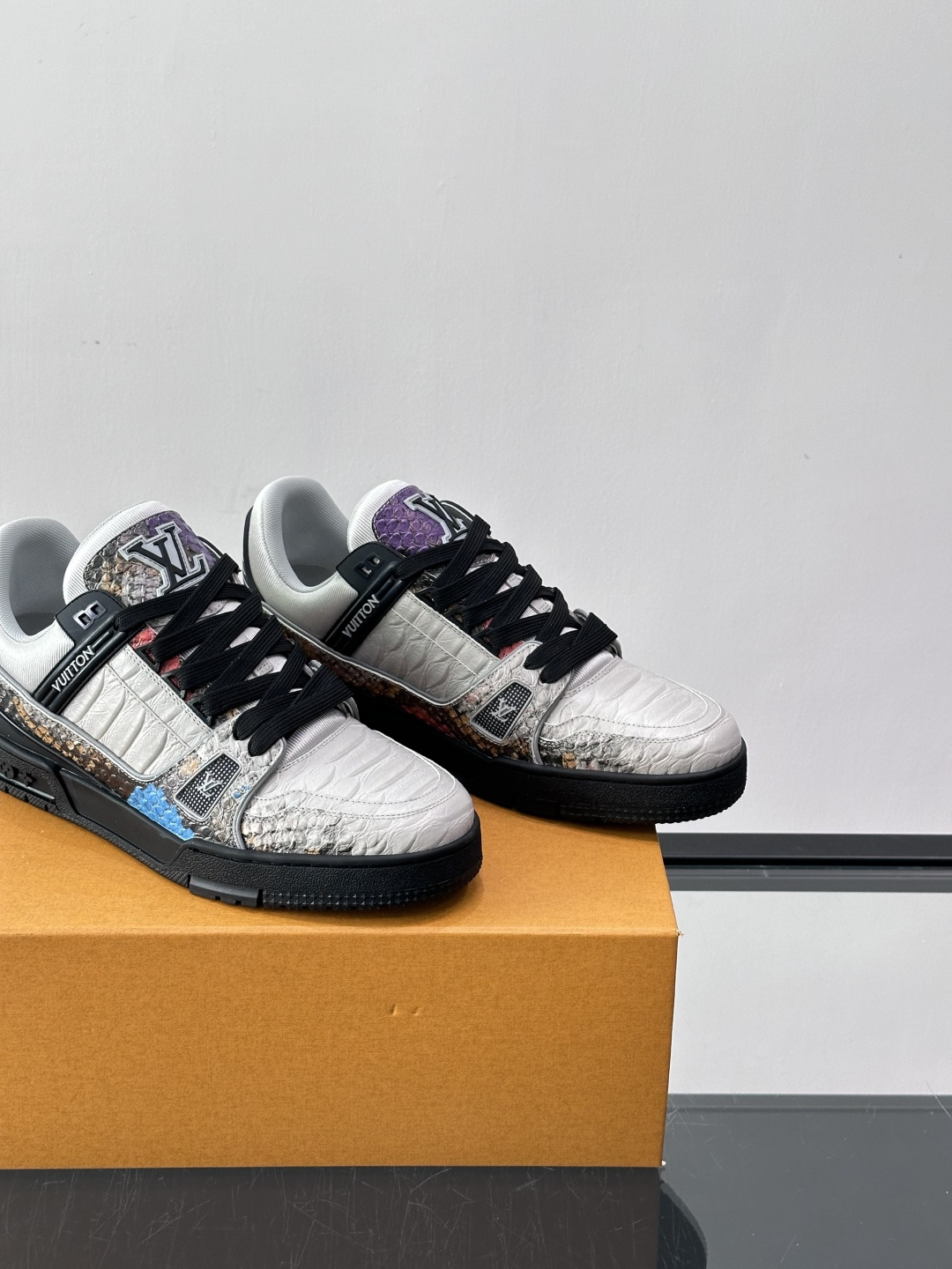 LV Trainer蟒蛇纹运动鞋2LV Trainer蟒蛇纹运动鞋，路易威登经典款，鞋面蟒蛇纹+Mono