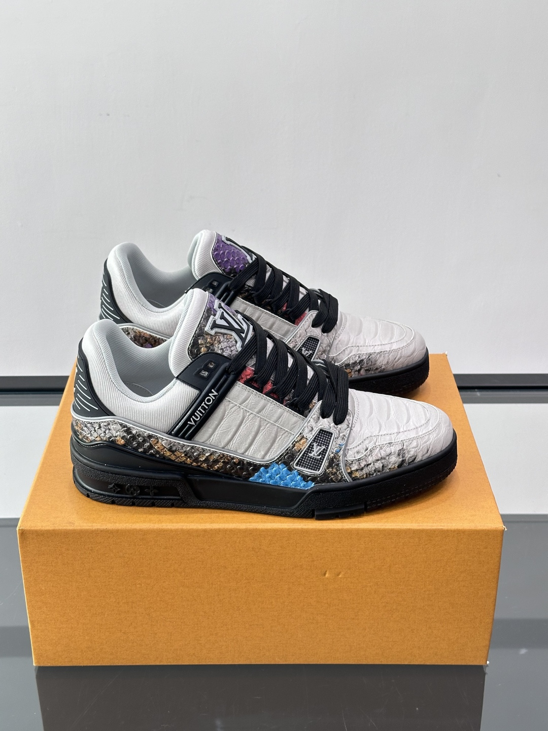 LV Trainer蟒蛇纹运动鞋2LV Trainer蟒蛇纹运动鞋，路易威登经典款，鞋面蟒蛇纹+Mono