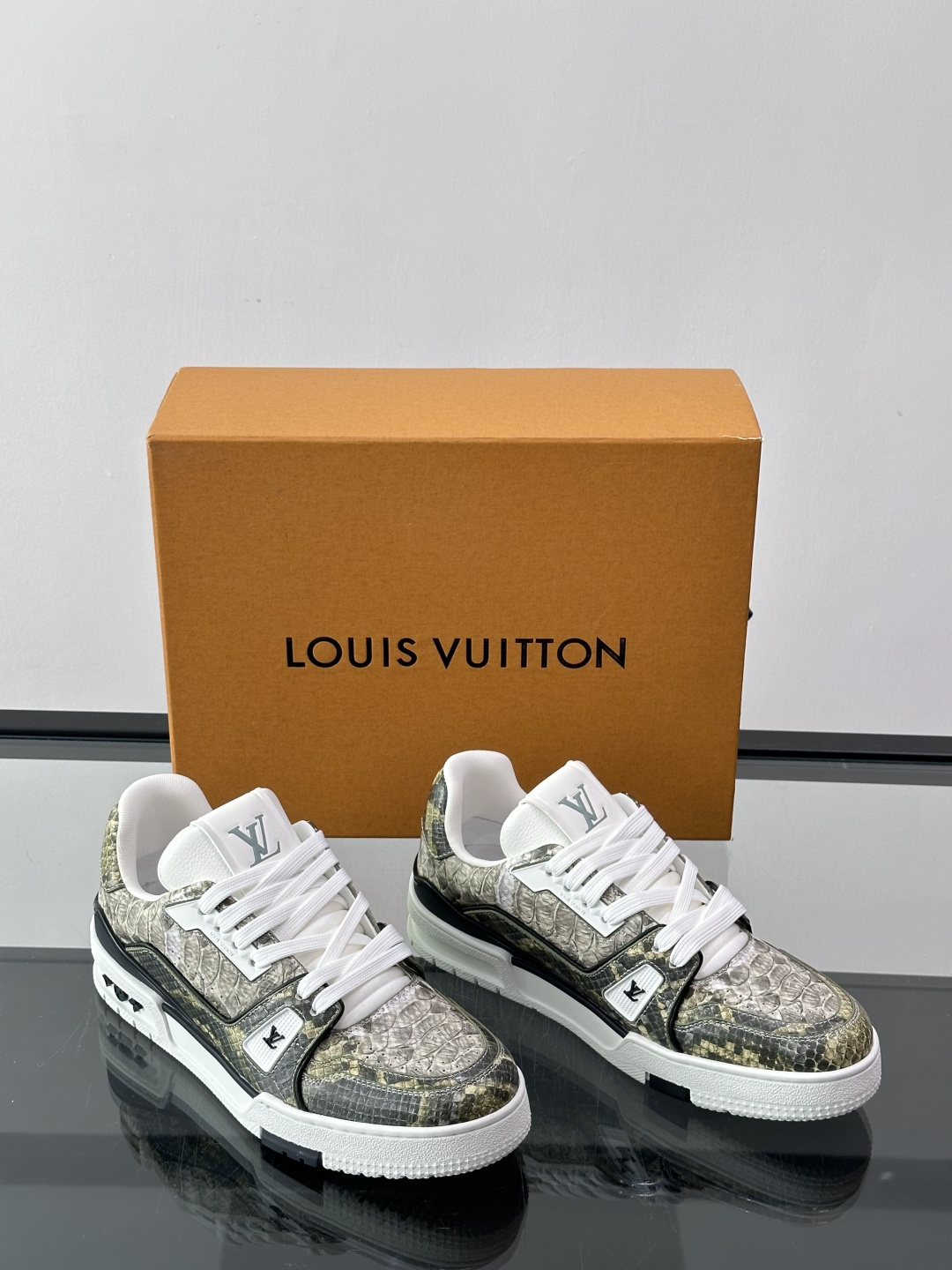 LV Trainer蟒蛇纹运动鞋2LV Trainer蟒蛇纹运动鞋，路易威登经典款，鞋面蟒蛇纹+Mono