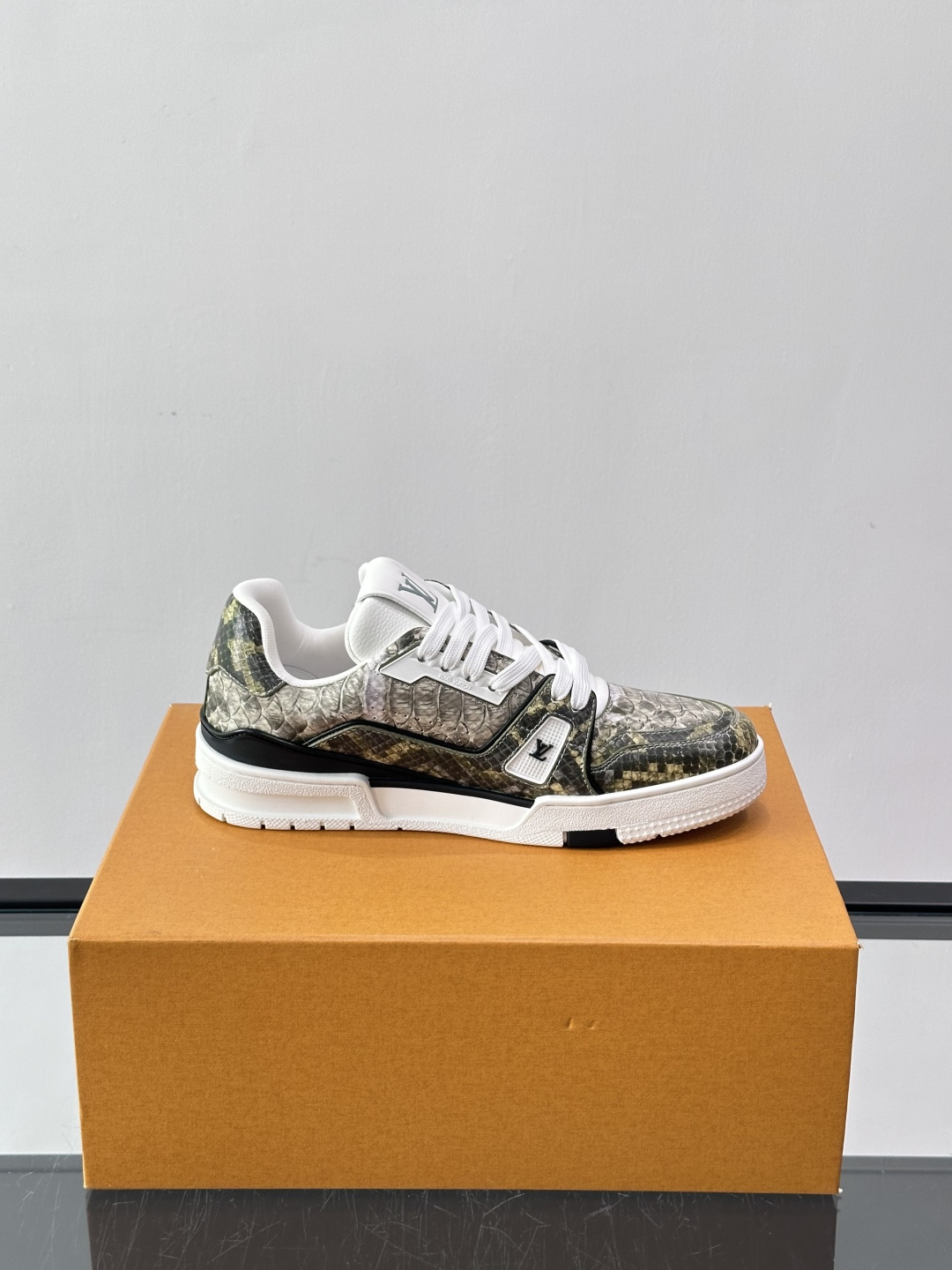 LV Trainer蟒蛇纹运动鞋2LV Trainer蟒蛇纹运动鞋，路易威登经典款，鞋面蟒蛇纹+Mono
