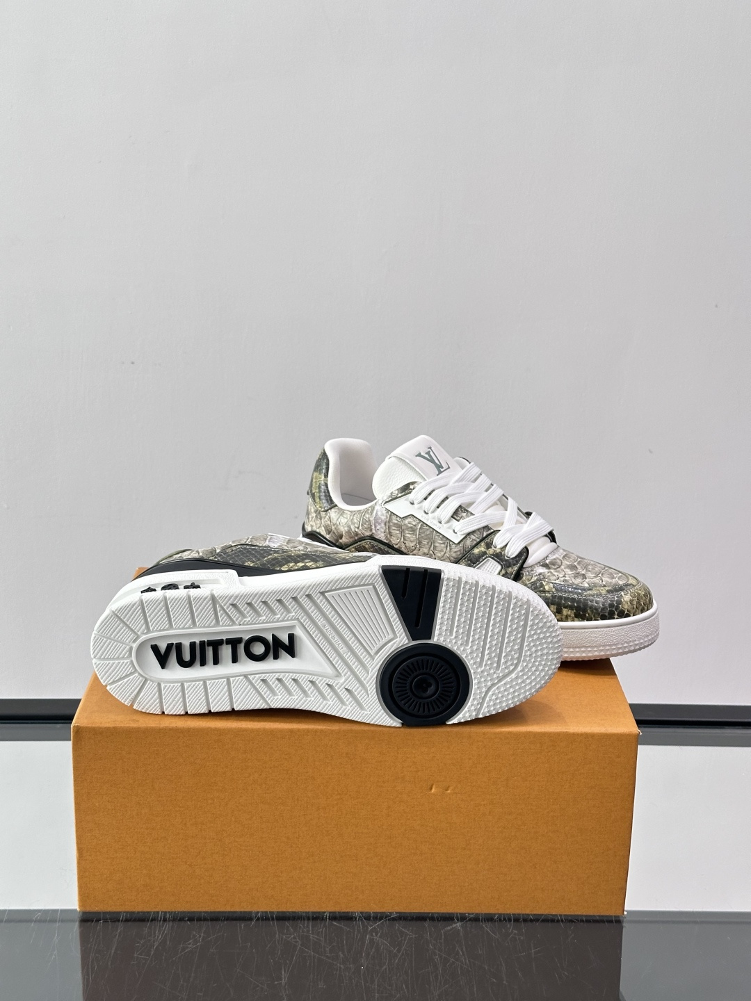 LV Trainer蟒蛇纹运动鞋2LV Trainer蟒蛇纹运动鞋，路易威登经典款，鞋面蟒蛇纹+Mono