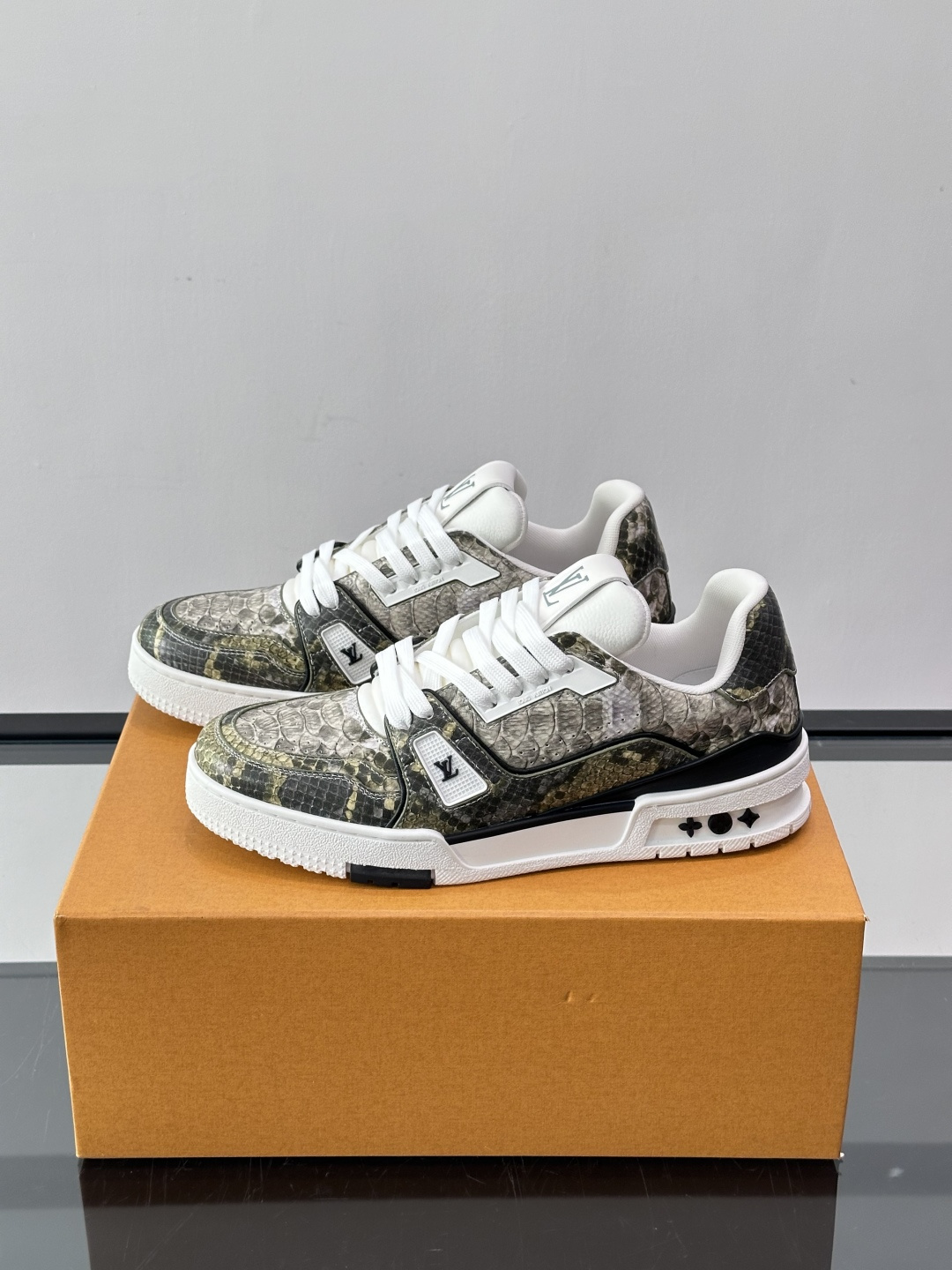 LV Trainer蟒蛇纹运动鞋2LV Trainer蟒蛇纹运动鞋，路易威登经典款，鞋面蟒蛇纹+Mono