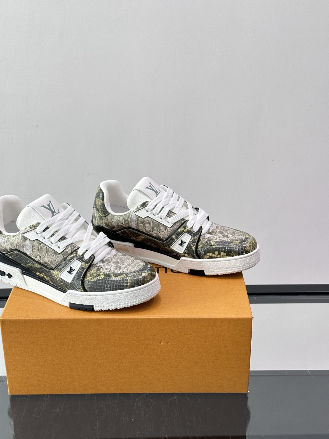 LV Trainer蟒蛇纹运动鞋2LV Trainer蟒蛇纹运动鞋，路易威登经典款，鞋面蟒蛇纹+Mono