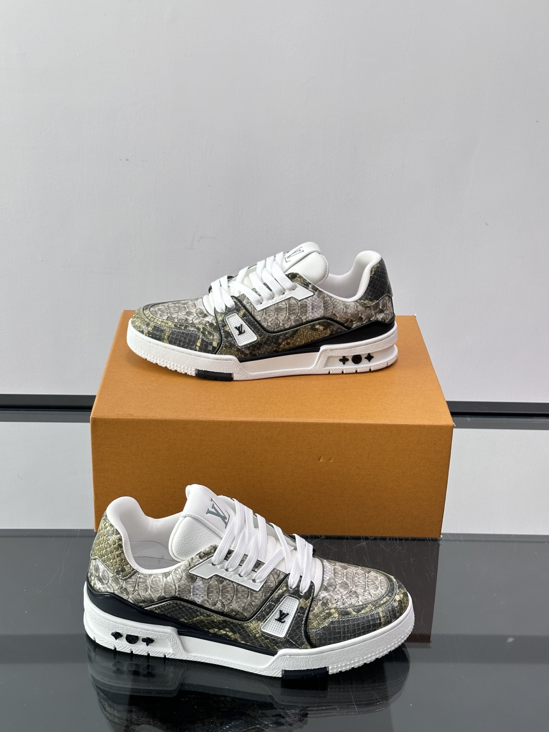 LV Trainer蟒蛇纹运动鞋2LV Trainer蟒蛇纹运动鞋，路易威登经典款，鞋面蟒蛇纹+Mono
