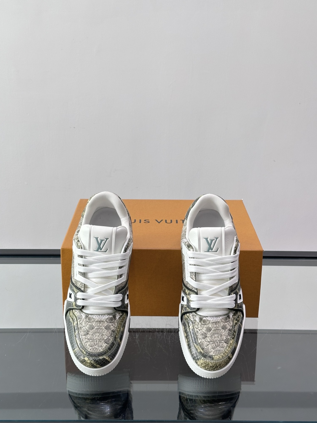 LV Trainer蟒蛇纹运动鞋2LV Trainer蟒蛇纹运动鞋，路易威登经典款，鞋面蟒蛇纹+Mono