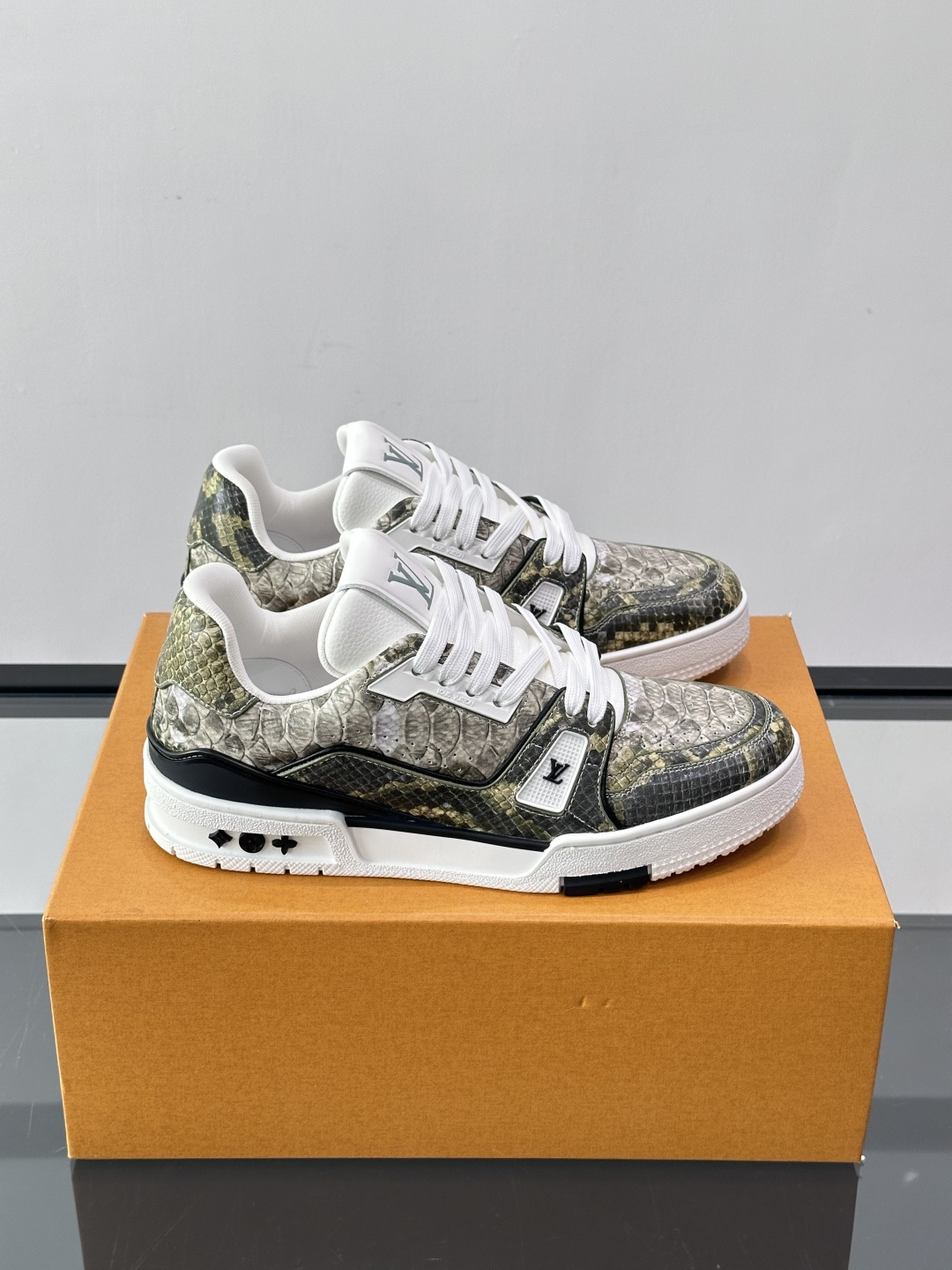 LV Trainer蟒蛇纹运动鞋2LV Trainer蟒蛇纹运动鞋，路易威登经典款，鞋面蟒蛇纹+Mono