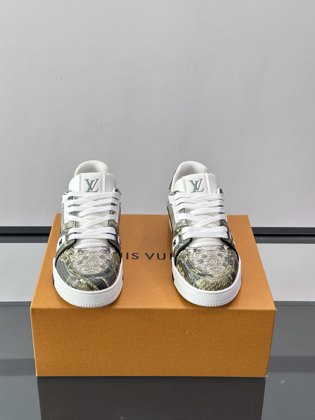 LV Trainer蟒蛇纹运动鞋2LV Trainer蟒蛇纹运动鞋，路易威登经典款，鞋面蟒蛇纹+Mono