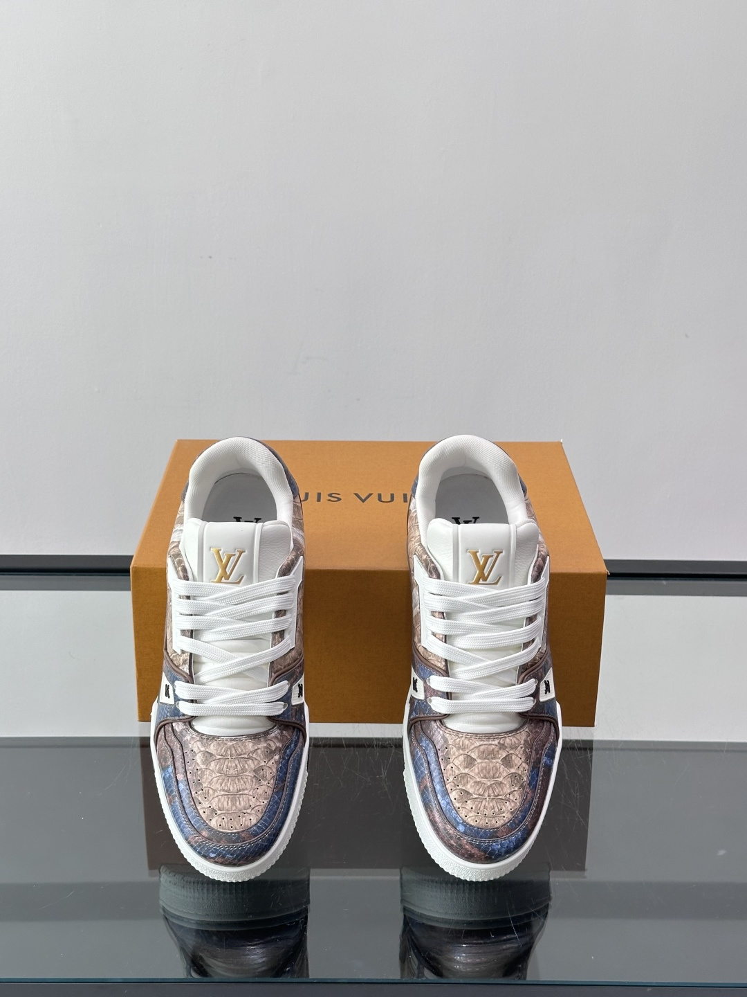 LV Trainer蟒蛇纹运动鞋2LV Trainer蟒蛇纹运动鞋，路易威登经典款，鞋面蟒蛇纹+Mono