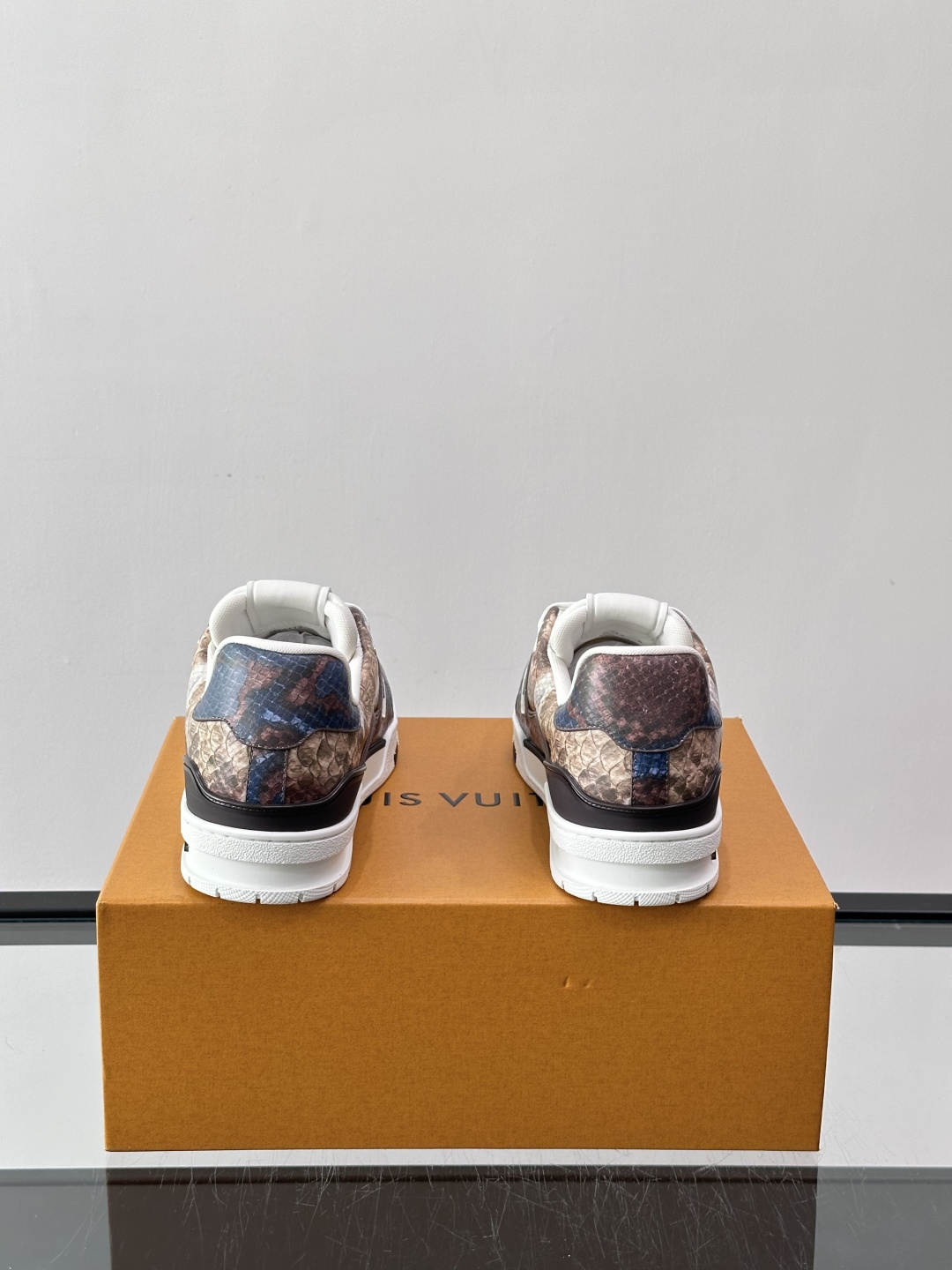 LV Trainer蟒蛇纹运动鞋2LV Trainer蟒蛇纹运动鞋，路易威登经典款，鞋面蟒蛇纹+Mono