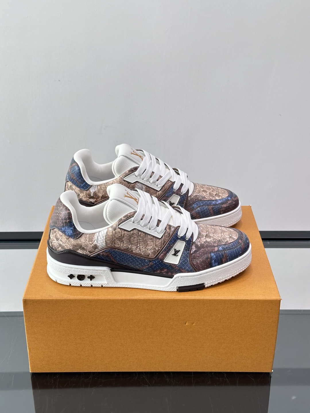 LV Trainer蟒蛇纹运动鞋2LV Trainer蟒蛇纹运动鞋，路易威登经典款，鞋面蟒蛇纹+Mono