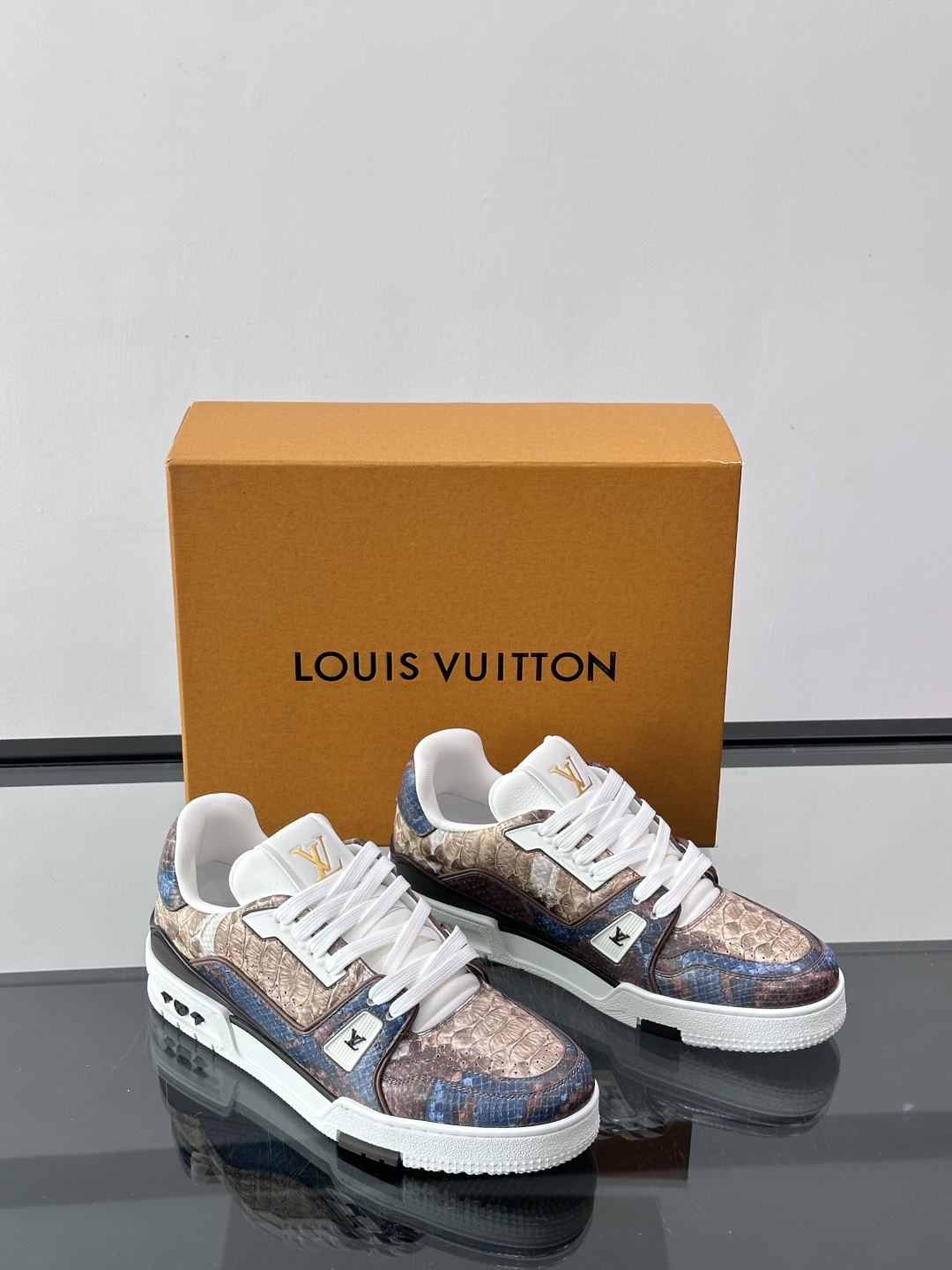 LV Trainer蟒蛇纹运动鞋2LV Trainer蟒蛇纹运动鞋，路易威登经典款，鞋面蟒蛇纹+Mono