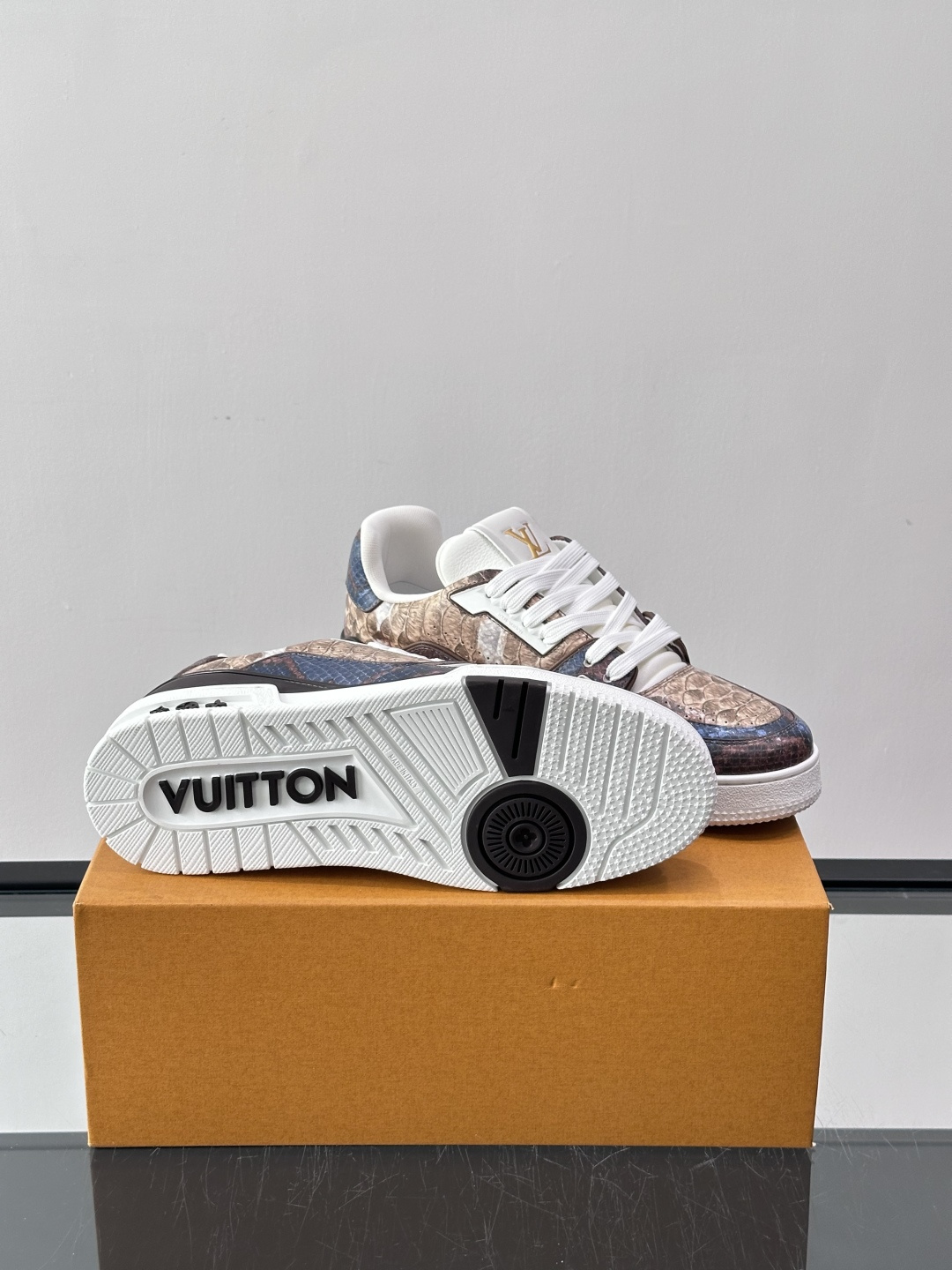LV Trainer蟒蛇纹运动鞋2LV Trainer蟒蛇纹运动鞋，路易威登经典款，鞋面蟒蛇纹+Mono