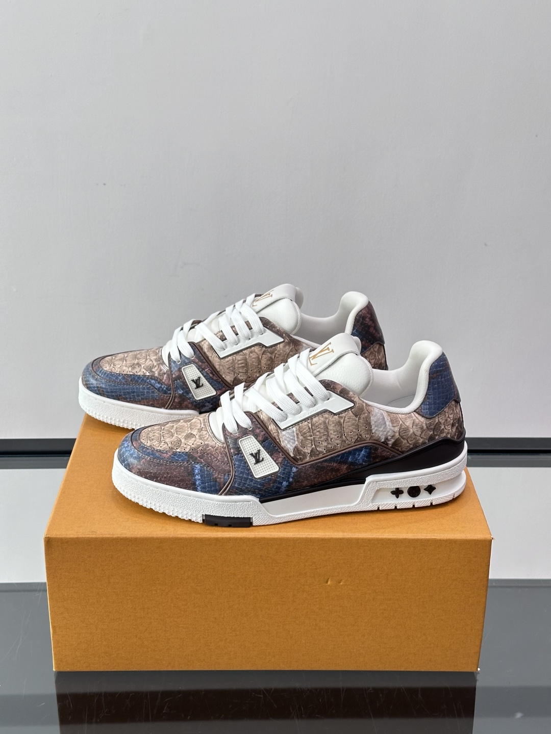 LV Trainer蟒蛇纹运动鞋2LV Trainer蟒蛇纹运动鞋，路易威登经典款，鞋面蟒蛇纹+Mono