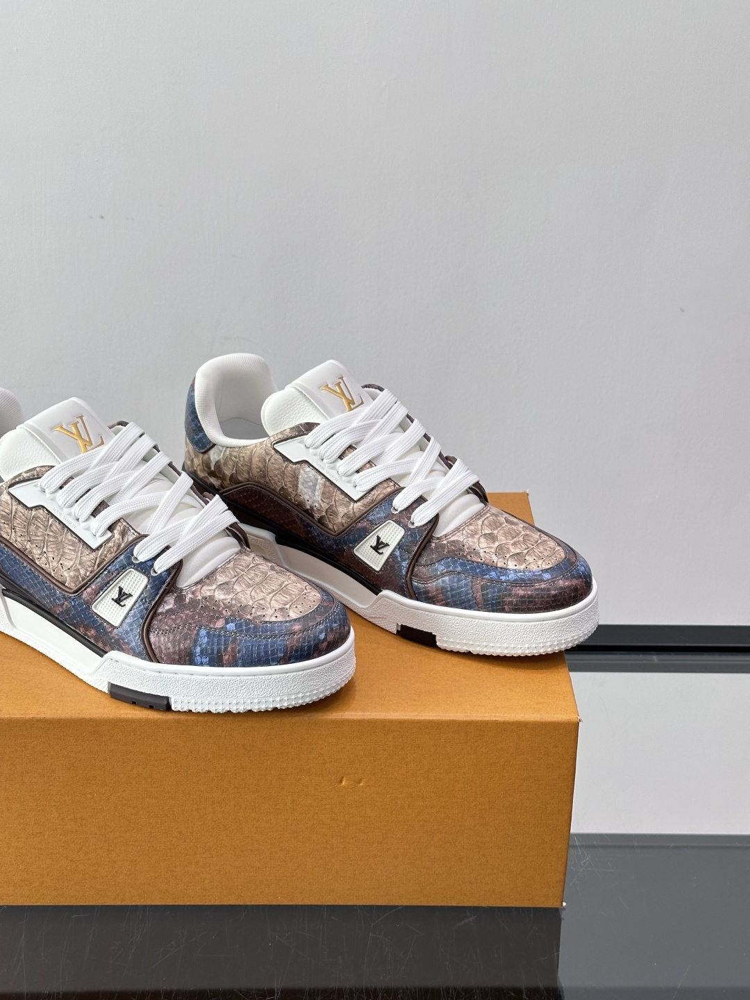 LV Trainer蟒蛇纹运动鞋2LV Trainer蟒蛇纹运动鞋，路易威登经典款，鞋面蟒蛇纹+Mono