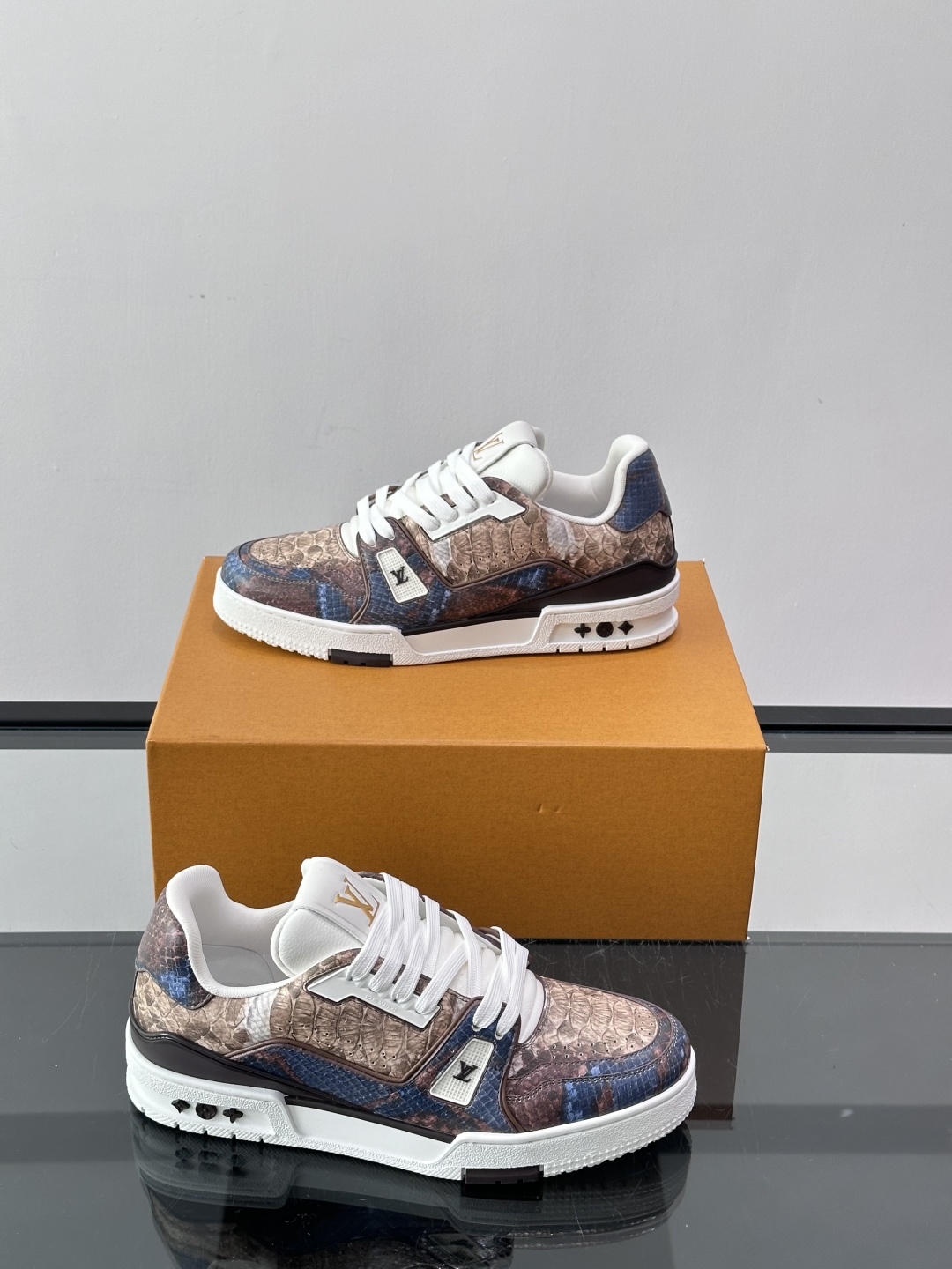 LV Trainer蟒蛇纹运动鞋2LV Trainer蟒蛇纹运动鞋，路易威登经典款，鞋面蟒蛇纹+Mono