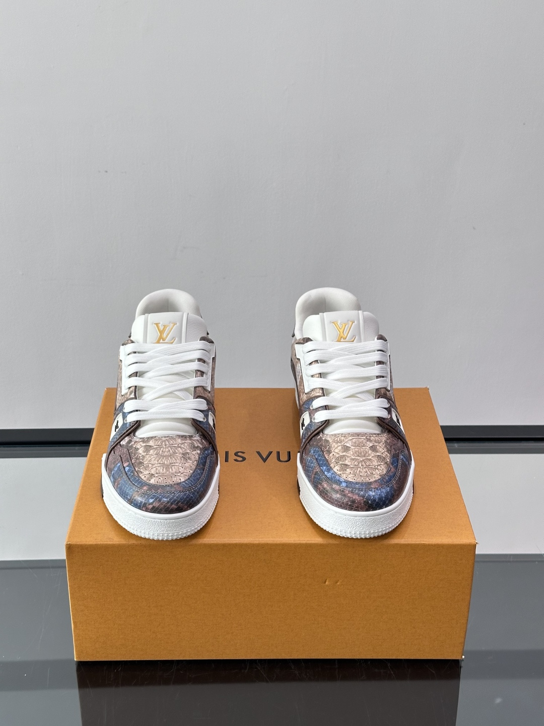 LV Trainer蟒蛇纹运动鞋2LV Trainer蟒蛇纹运动鞋，路易威登经典款，鞋面蟒蛇纹+Mono