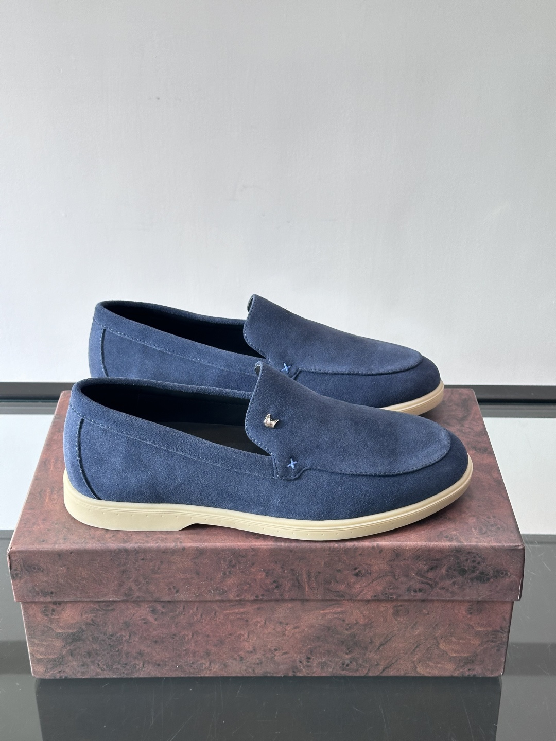 Stefano Ricci男士乐福鞋选用羊猄反绒皮，豆沙色调超温柔，质感细腻又高级。内里软牛皮+天然橡胶