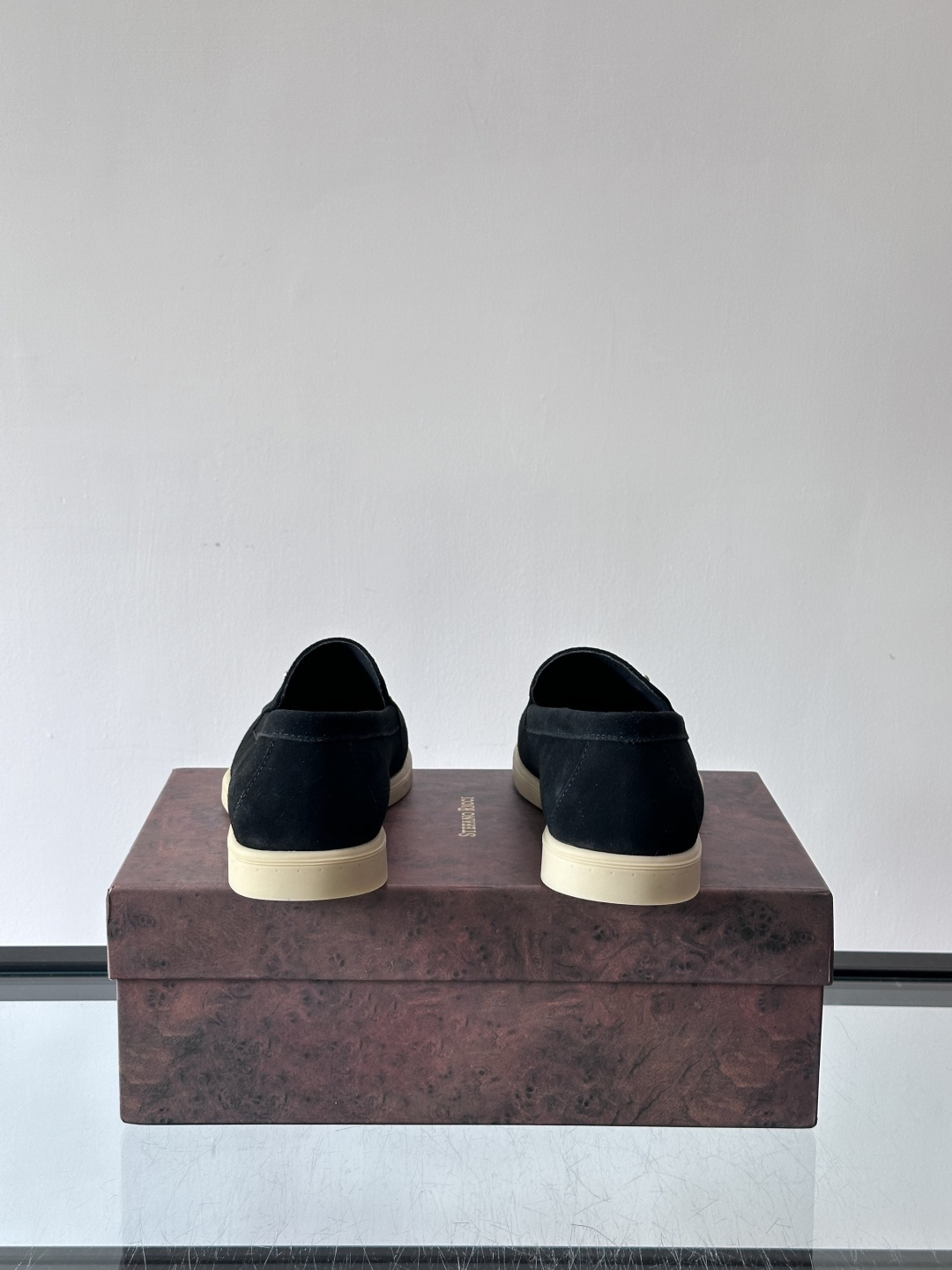 Stefano Ricci男士乐福鞋选用羊猄反绒皮，豆沙色调超温柔，质感细腻又高级。内里软牛皮+天然橡胶