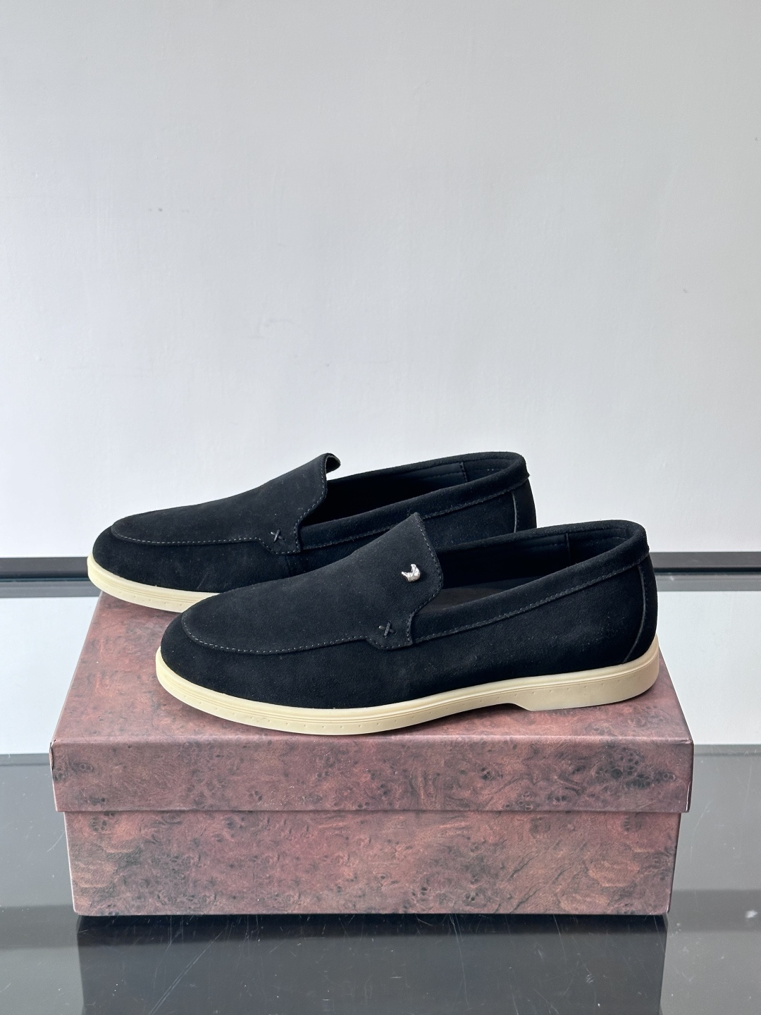 Stefano Ricci男士乐福鞋选用羊猄反绒皮，豆沙色调超温柔，质感细腻又高级。内里软牛皮+天然橡胶