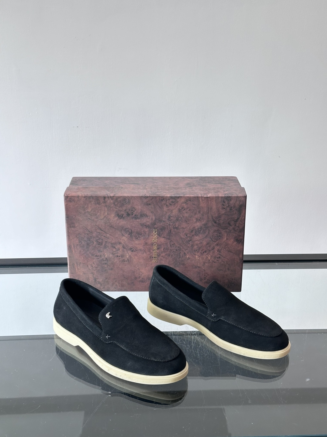 Stefano Ricci男士乐福鞋选用羊猄反绒皮，豆沙色调超温柔，质感细腻又高级。内里软牛皮+天然橡胶