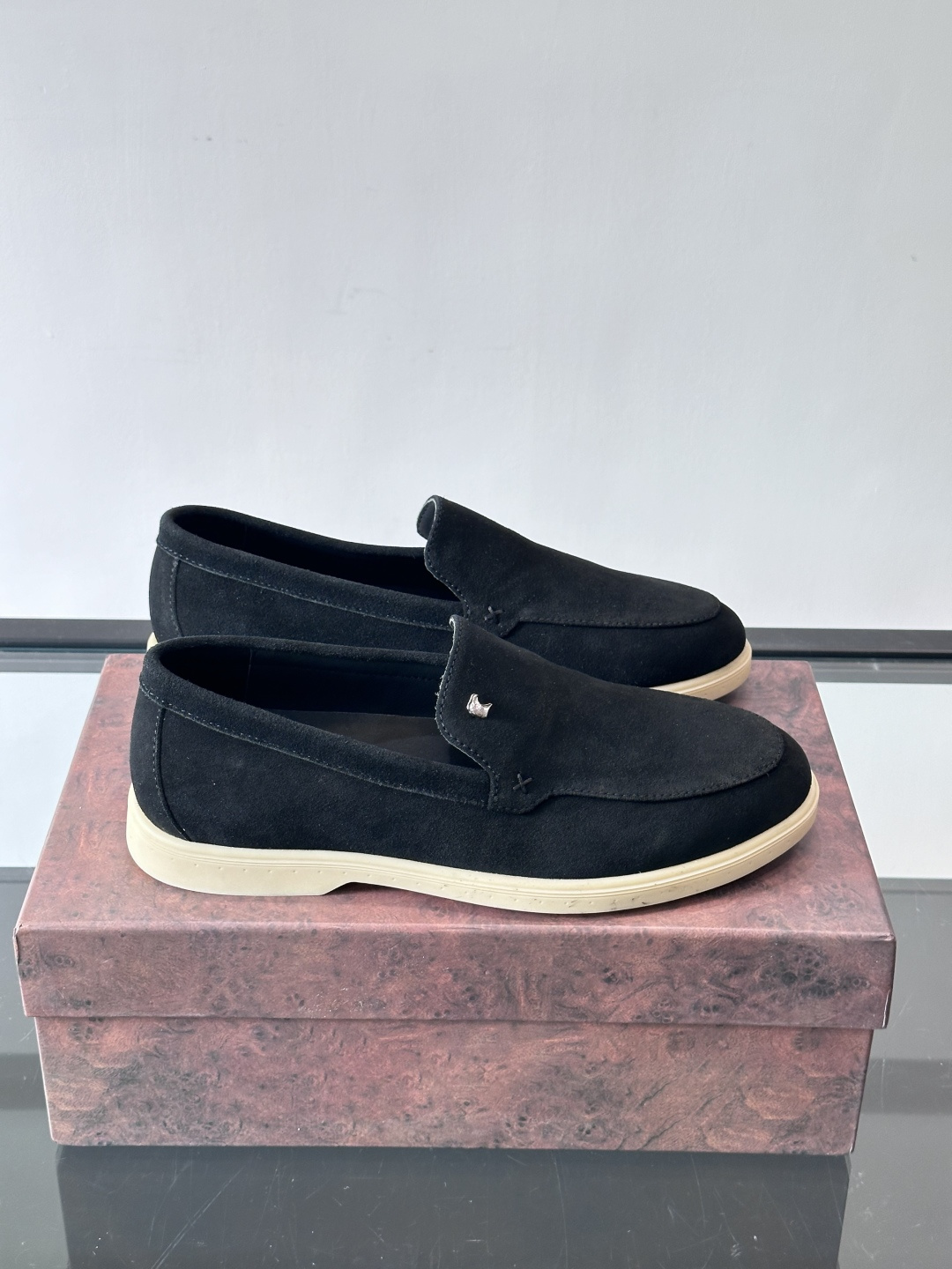 Stefano Ricci男士乐福鞋选用羊猄反绒皮，豆沙色调超温柔，质感细腻又高级。内里软牛皮+天然橡胶