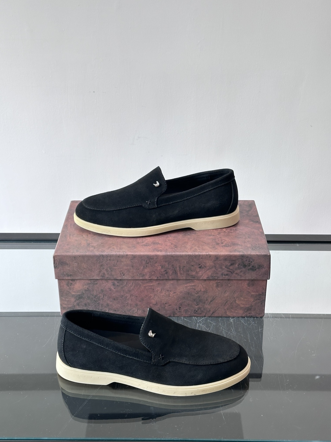 Stefano Ricci男士乐福鞋选用羊猄反绒皮，豆沙色调超温柔，质感细腻又高级。内里软牛皮+天然橡胶