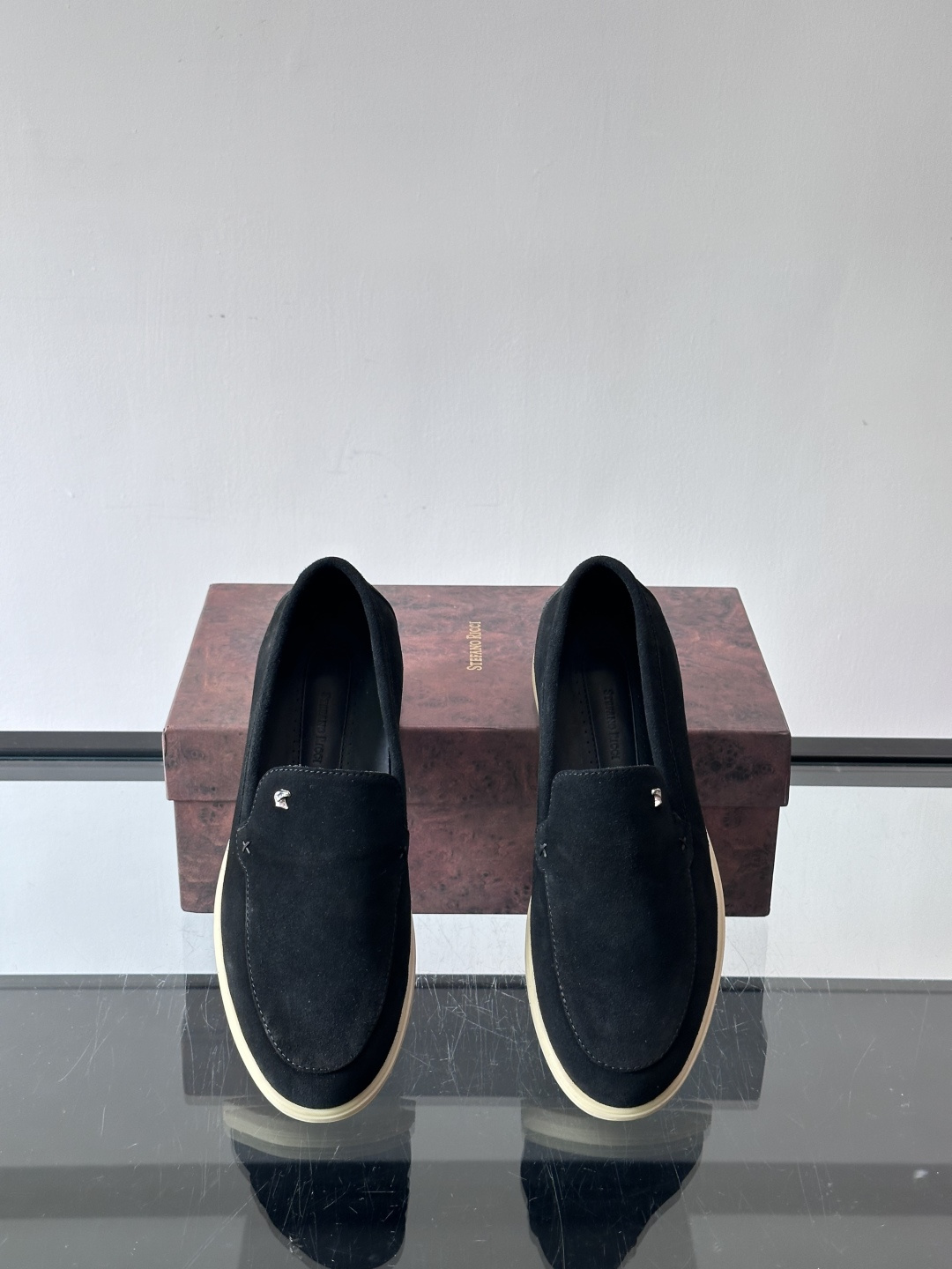 Stefano Ricci男士乐福鞋选用羊猄反绒皮，豆沙色调超温柔，质感细腻又高级。内里软牛皮+天然橡胶