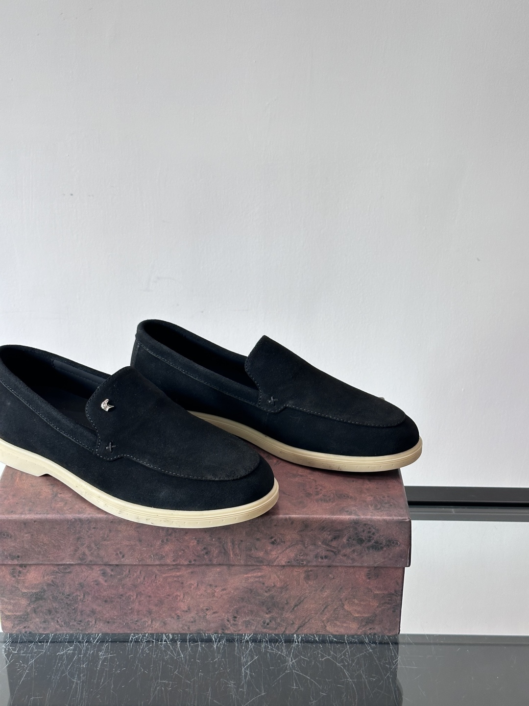 Stefano Ricci男士乐福鞋选用羊猄反绒皮，豆沙色调超温柔，质感细腻又高级。内里软牛皮+天然橡胶