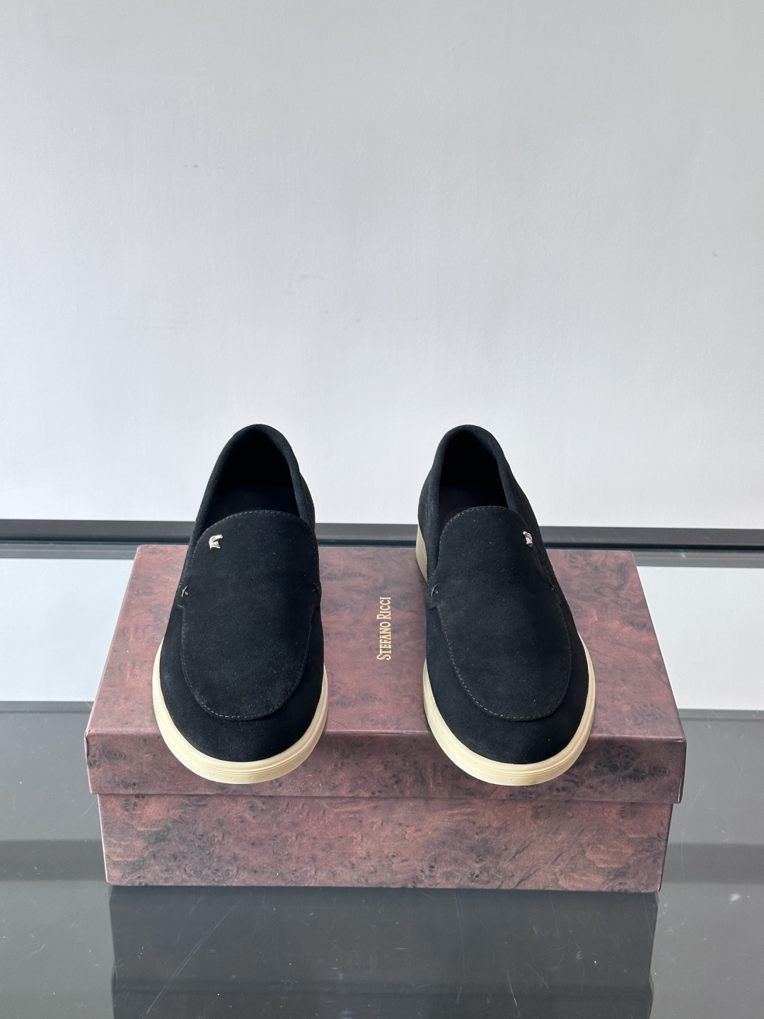 Stefano Ricci男士乐福鞋选用羊猄反绒皮，豆沙色调超温柔，质感细腻又高级。内里软牛皮+天然橡胶