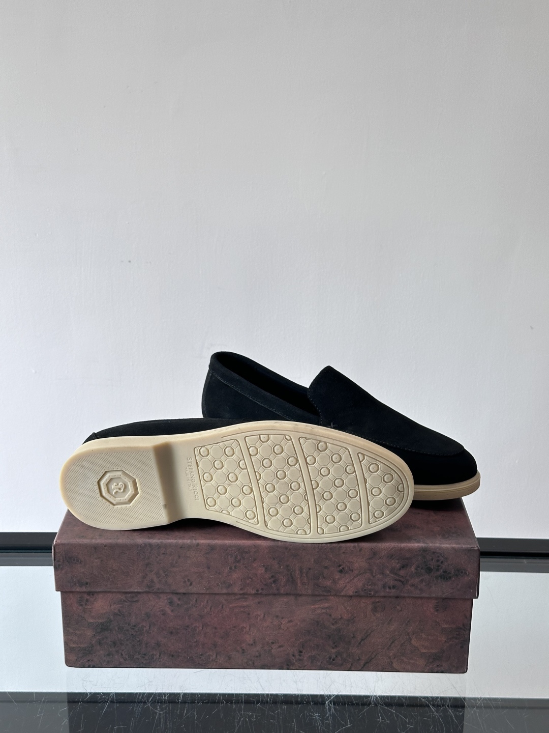 Stefano Ricci男士乐福鞋选用羊猄反绒皮，豆沙色调超温柔，质感细腻又高级。内里软牛皮+天然橡胶