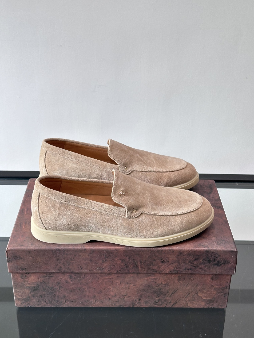 Stefano Ricci男士乐福鞋选用羊猄反绒皮，豆沙色调超温柔，质感细腻又高级。内里软牛皮+天然橡胶