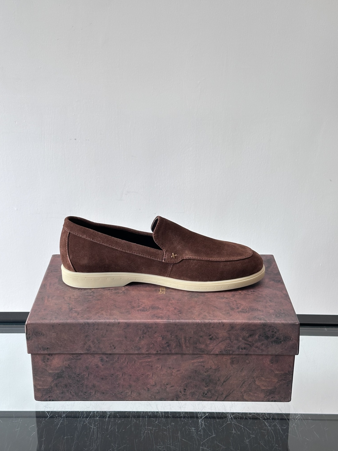 Stefano Ricci男士乐福鞋选用羊猄反绒皮，豆沙色调超温柔，质感细腻又高级。内里软牛皮+天然橡胶