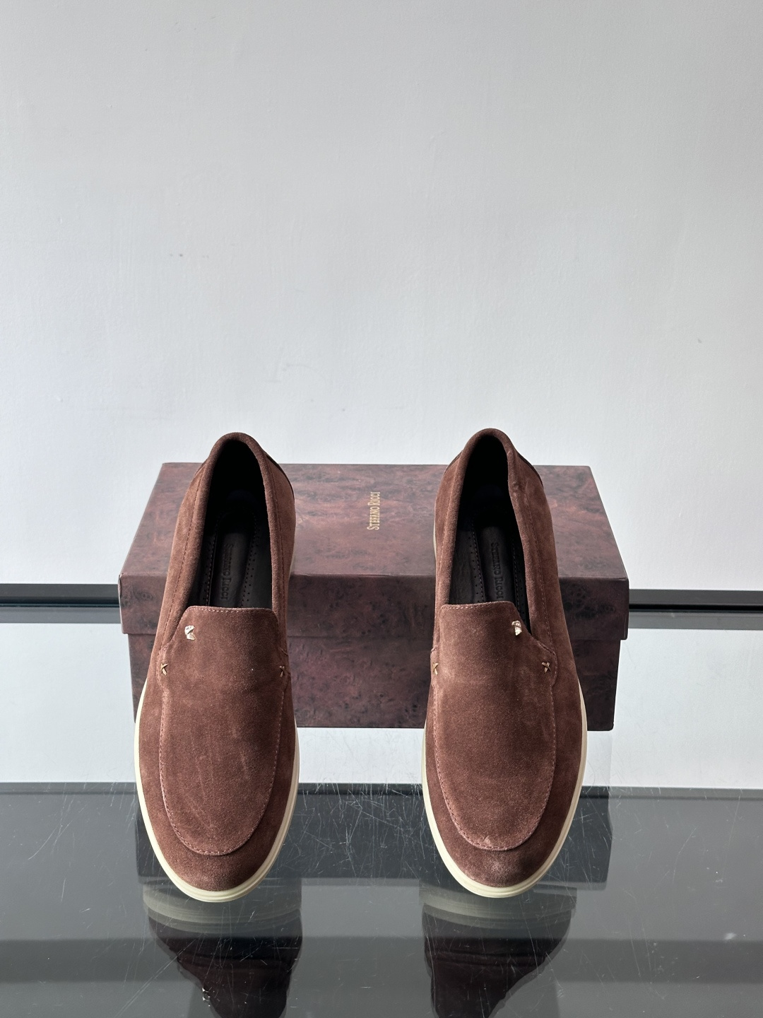 Stefano Ricci男士乐福鞋选用羊猄反绒皮，豆沙色调超温柔，质感细腻又高级。内里软牛皮+天然橡胶