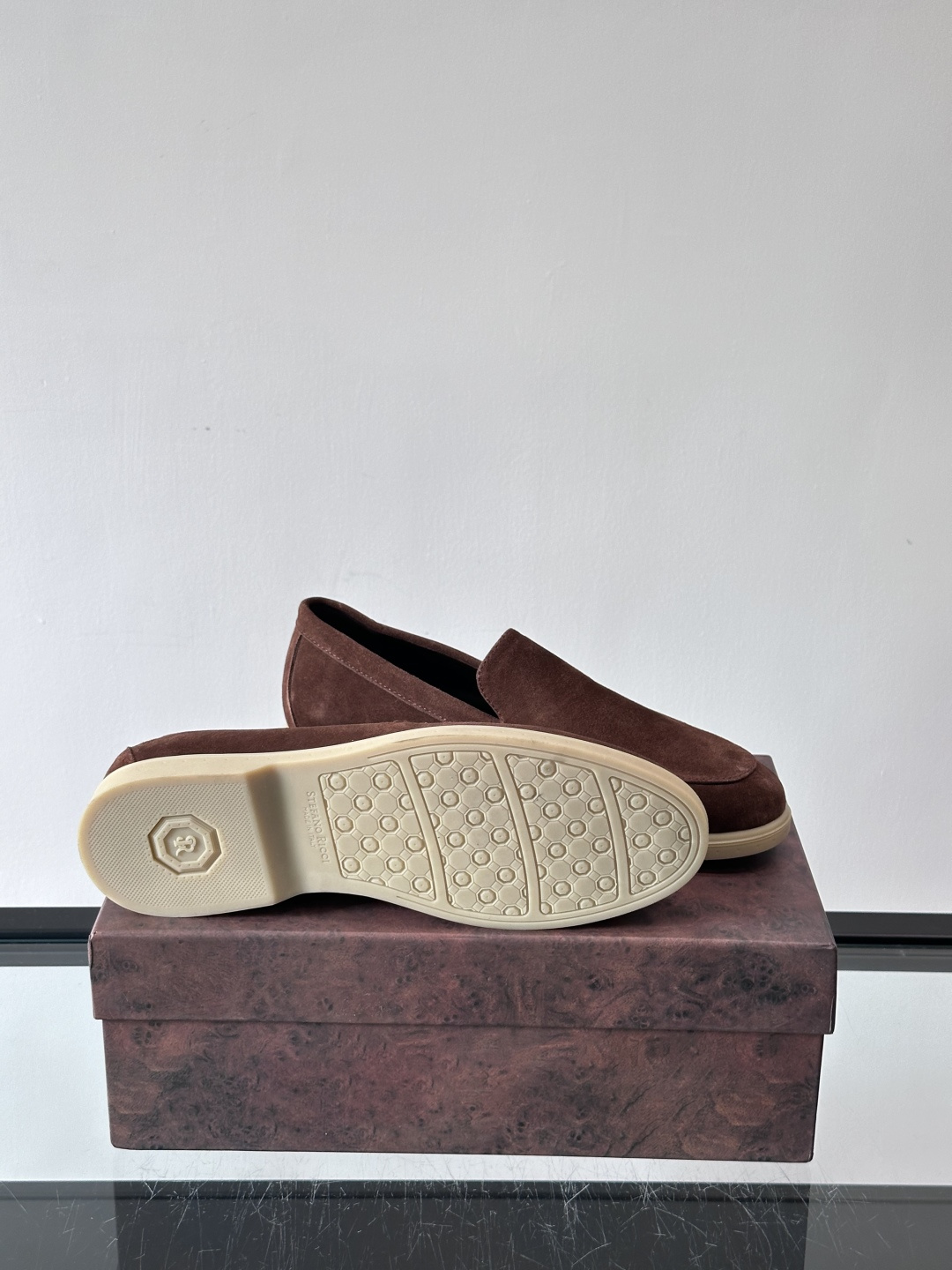 Stefano Ricci男士乐福鞋选用羊猄反绒皮，豆沙色调超温柔，质感细腻又高级。内里软牛皮+天然橡胶