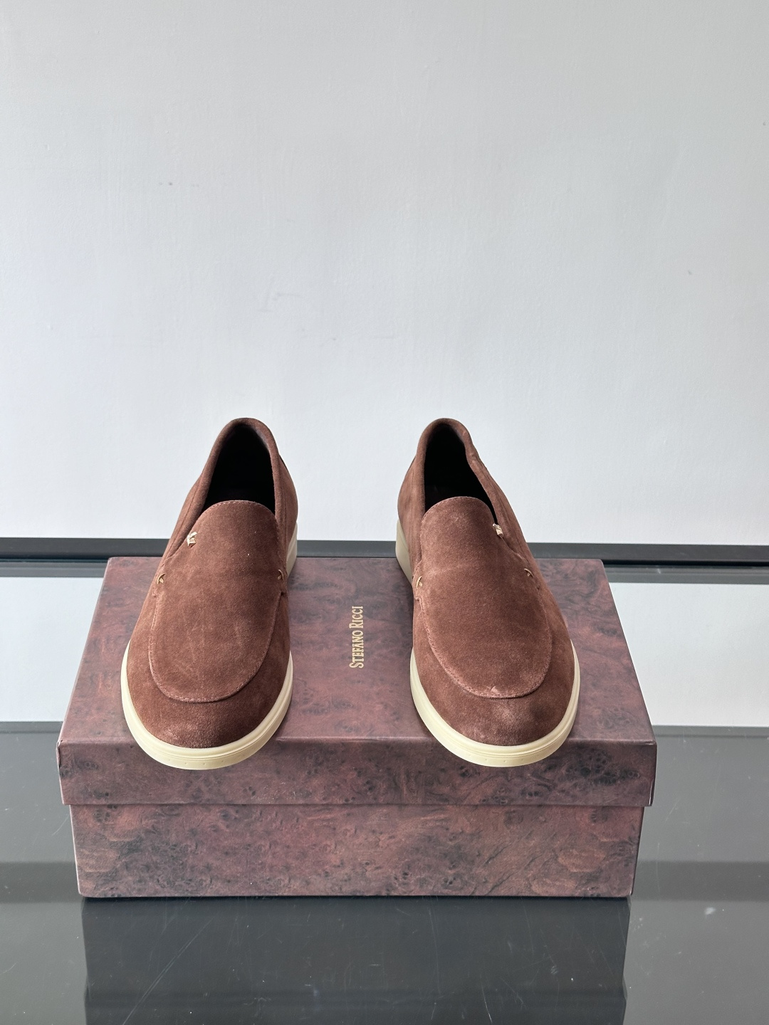 Stefano Ricci男士乐福鞋选用羊猄反绒皮，豆沙色调超温柔，质感细腻又高级。内里软牛皮+天然橡胶