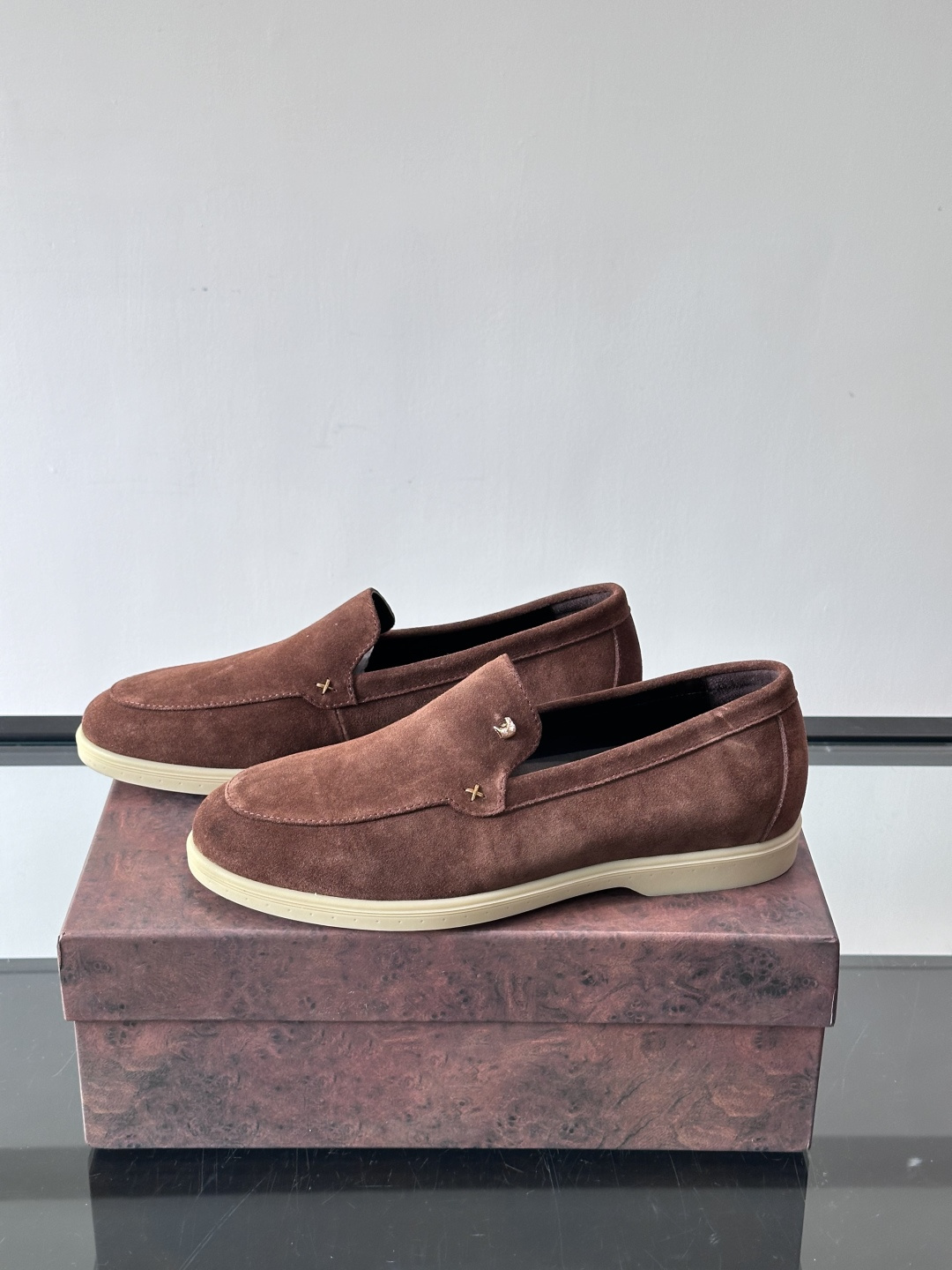 Stefano Ricci男士乐福鞋选用羊猄反绒皮，豆沙色调超温柔，质感细腻又高级。内里软牛皮+天然橡胶