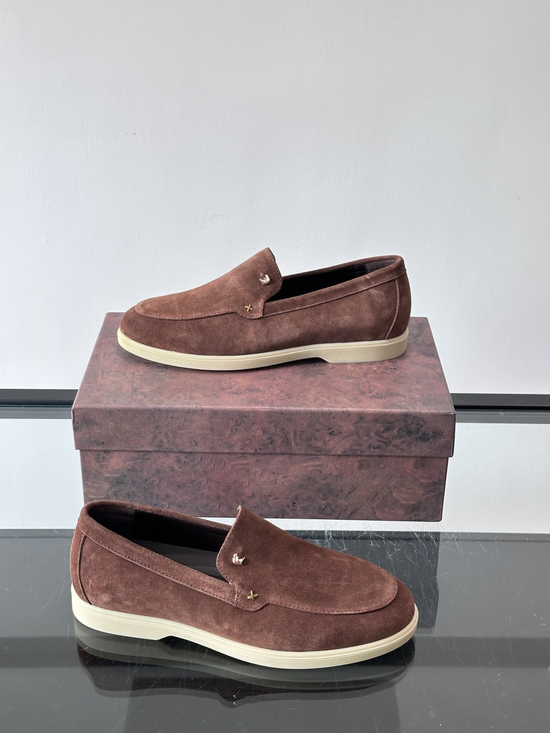 Stefano Ricci男士乐福鞋选用羊猄反绒皮，豆沙色调超温柔，质感细腻又高级。内里软牛皮+天然橡胶