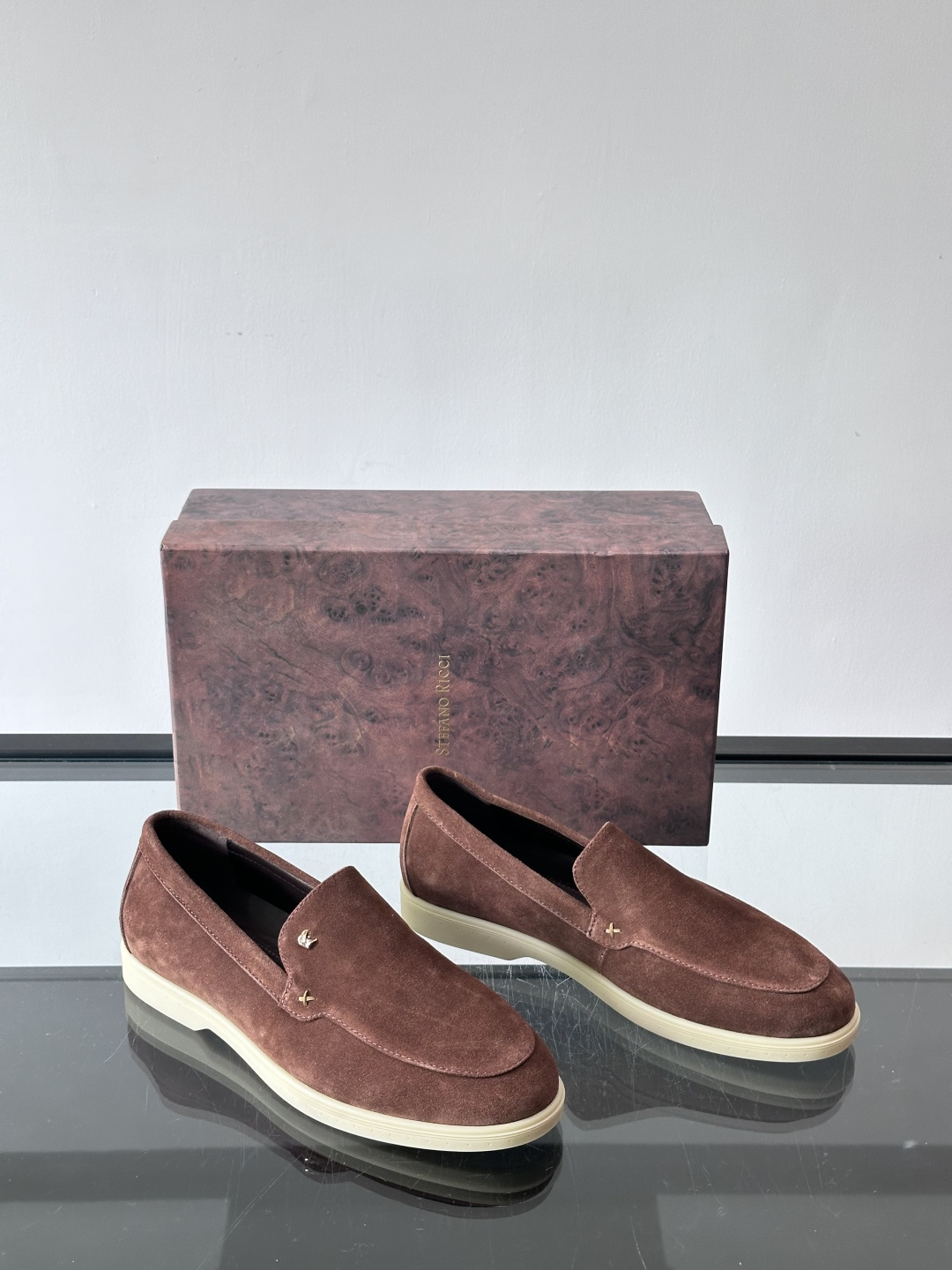 Stefano Ricci男士乐福鞋选用羊猄反绒皮，豆沙色调超温柔，质感细腻又高级。内里软牛皮+天然橡胶