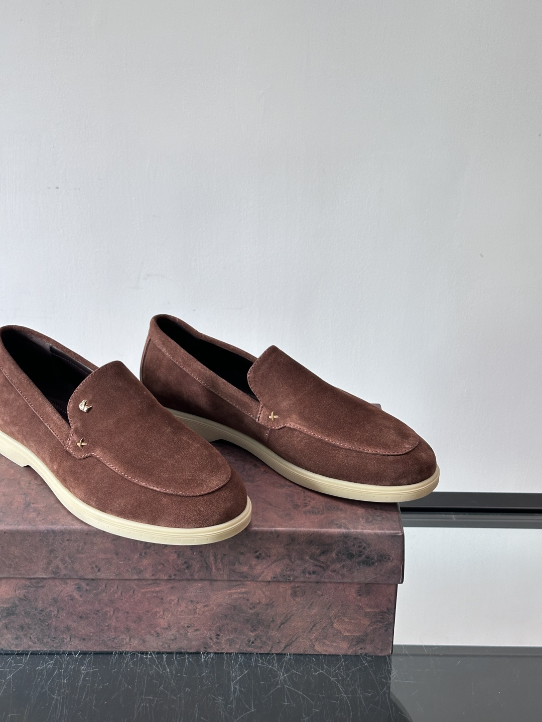 Stefano Ricci男士乐福鞋选用羊猄反绒皮，豆沙色调超温柔，质感细腻又高级。内里软牛皮+天然橡胶