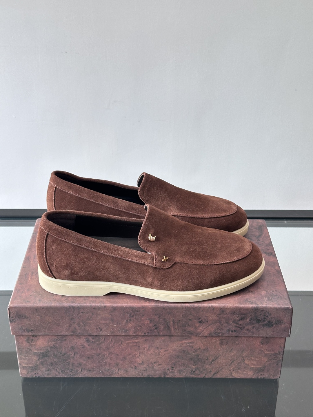 NO:558032,Stefano Ricci men's loafers are made of goat suede leather with a super soft bean paste color and a delicate and high-end texture. Soft cow leather lining + natural rubber sole, comfortable to wear without tiring the feet, suitable for long walks. The hand-stitched details are perfect, the pendant buckle is embellished with a low-key luxury, and the slip-on design is super convenient. It can be easily worn with a commuter suit or casual jeans. It is a must-have item for 'old money style'!  Versatile and practical in spring and summer, comfortable and fashionable at the same time, I really recommend it!  ,size39-44 (customized at 38.45),,loafers,jeans,business suit,cowhide,sheep19860909Stefano Ricci男士乐福鞋选用羊猄反绒皮,豆沙色调超温柔,质感细腻又高级.内里软牛皮+天然橡胶鞋底,穿着舒适不累脚,适合长时间行走.手工缝制细节满分,吊坠扣点缀低调奢华感,一脚蹬设计超方便,通勤西装or休闲牛仔裤都能轻松驾驭,是“老钱风”穿搭必备单品！春夏季节百搭又实用,舒适与时尚兼具,真的很推荐！ ,size39-44（38.45定制）,,loafers,jeans,business suit,cowhide,sheep,Men's shoes