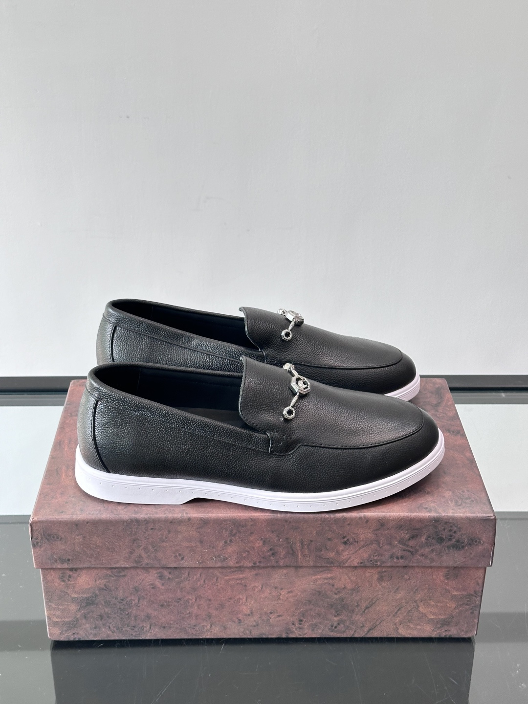 NO:558035,Stefano Ricci men's loafers are chosen, with super soft tones, delicate and high-end textures. Soft leather lining + natural rubber soles, comfortable to wear without tiring the feet, suitable for long walks. Full hand-stitched details, pendant buckles embellished with low-key luxury, and a slip-on design that is super convenient. It can be easily worn with a commuter suit or casual jeans. It is a must-have item for 'old money style'!  Versatile and practical in spring and summer, comfortable and fashionable at the same time, I really recommend it!  ,size39-44 (customized at 38.45),,loafers,jeans,business suit,cowhide19860909Stefano Ricci男士乐福鞋选,色调超温柔,质感细腻又高级.内里软牛皮+天然橡胶鞋底,穿着舒适不累脚,适合长时间行走.手工缝制细节满分,吊坠扣点缀低调奢华感,一脚蹬设计超方便,通勤西装or休闲牛仔裤都能轻松驾驭,是“老钱风”穿搭必备单品！春夏季节百搭又实用,舒适与时尚兼具,真的很推荐！ ,size39-44（38.45定制）,,loafers,jeans,business suit,cowhide,Men's shoes