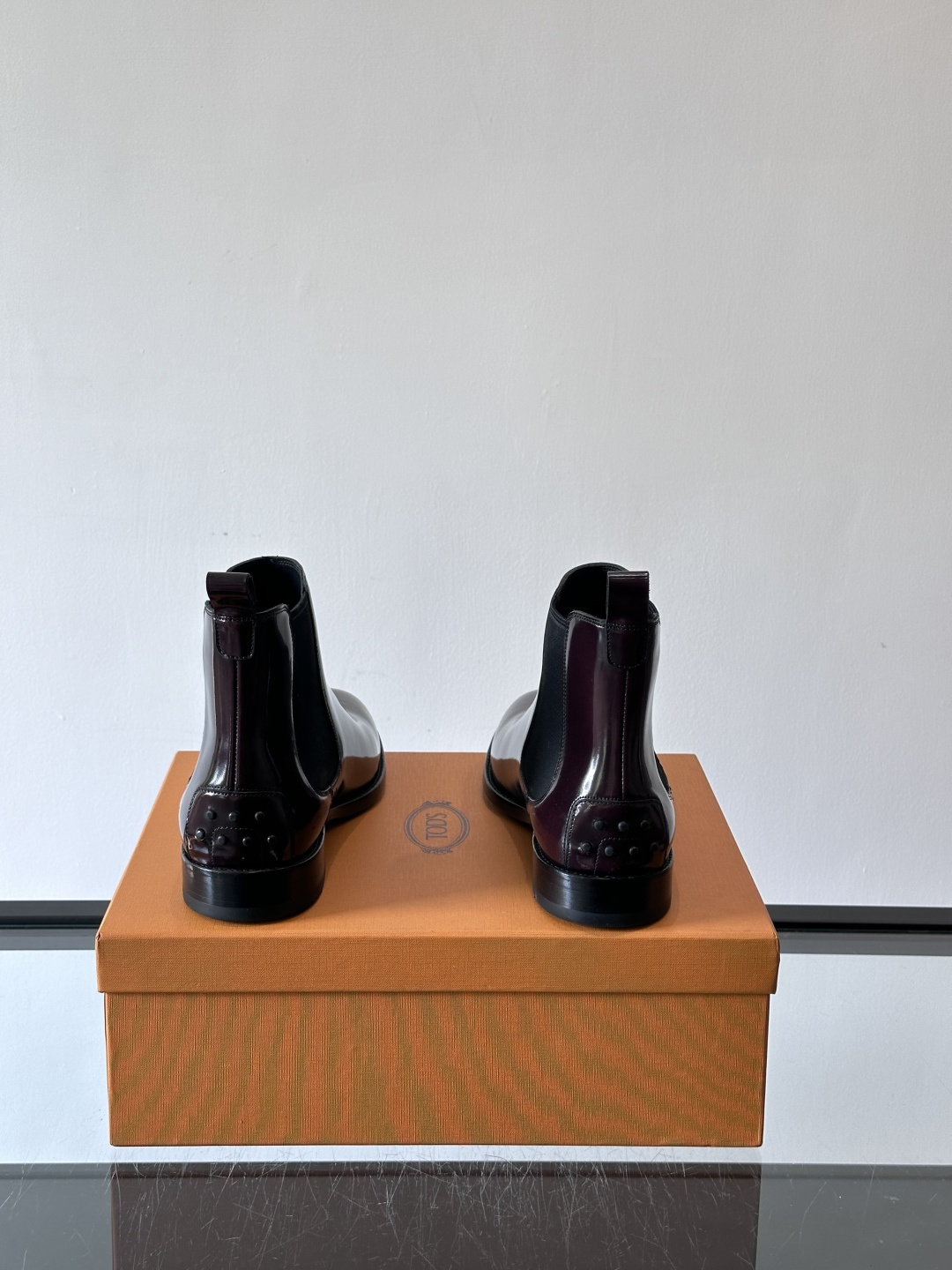 Tods男士马丁靴冬季男短靴！设计穿脱无忧！本款靴子以小牛皮制成是意大利进口皮胚弹性十足不易变形！点缀T