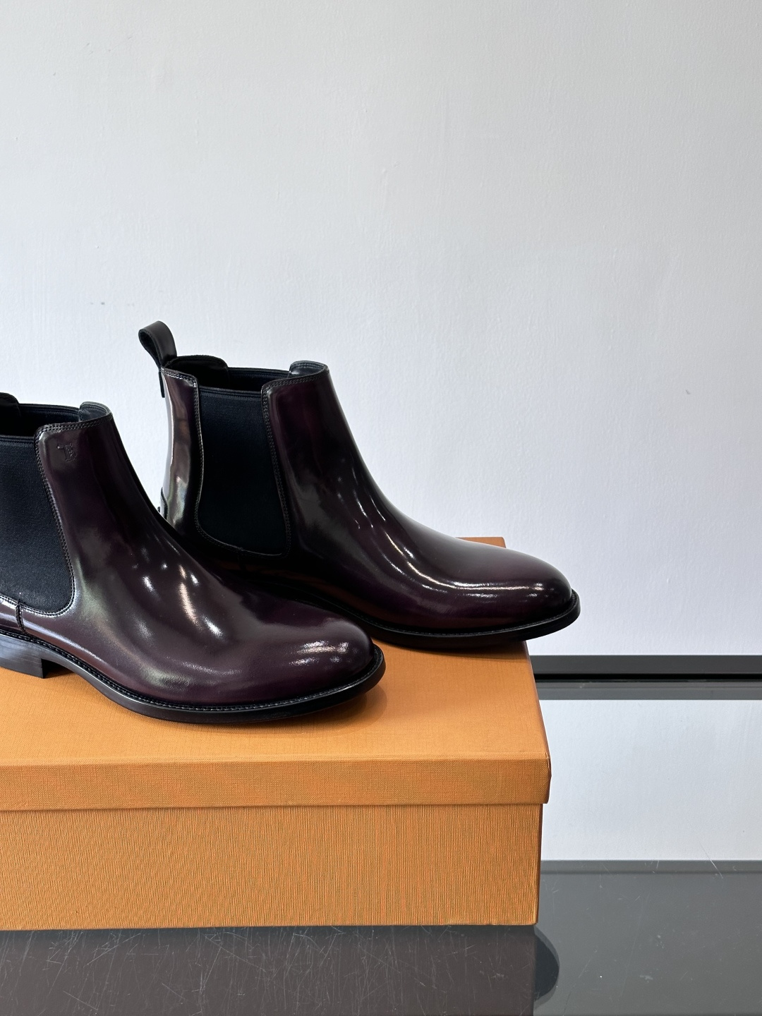 Tods男士马丁靴冬季男短靴！设计穿脱无忧！本款靴子以小牛皮制成是意大利进口皮胚弹性十足不易变形！点缀T