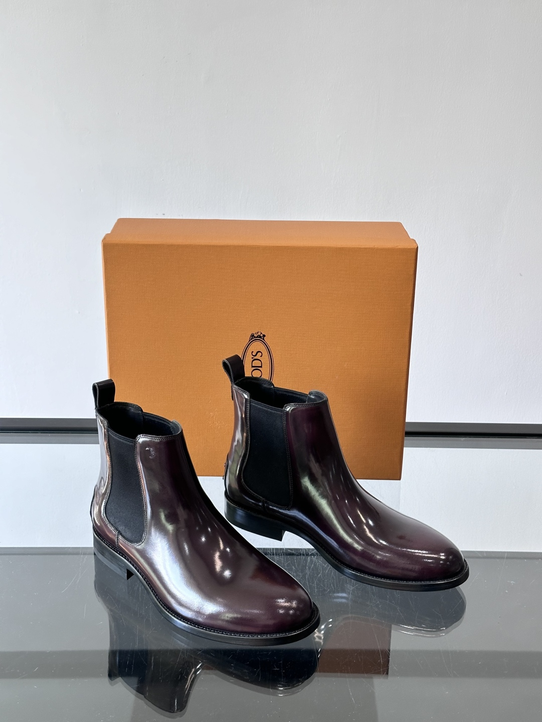 Tods男士马丁靴冬季男短靴！设计穿脱无忧！本款靴子以小牛皮制成是意大利进口皮胚弹性十足不易变形！点缀T