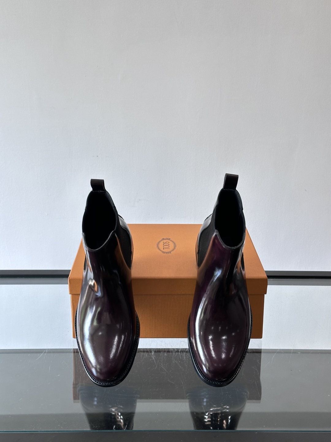 Tods男士马丁靴冬季男短靴！设计穿脱无忧！本款靴子以小牛皮制成是意大利进口皮胚弹性十足不易变形！点缀T