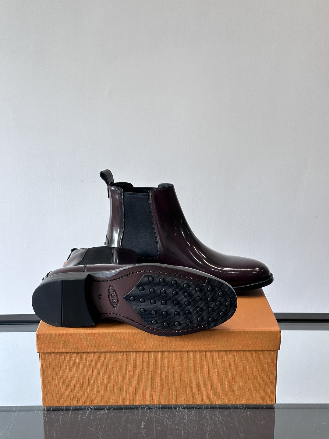 Tods男士马丁靴冬季男短靴！设计穿脱无忧！本款靴子以小牛皮制成是意大利进口皮胚弹性十足不易变形！点缀T